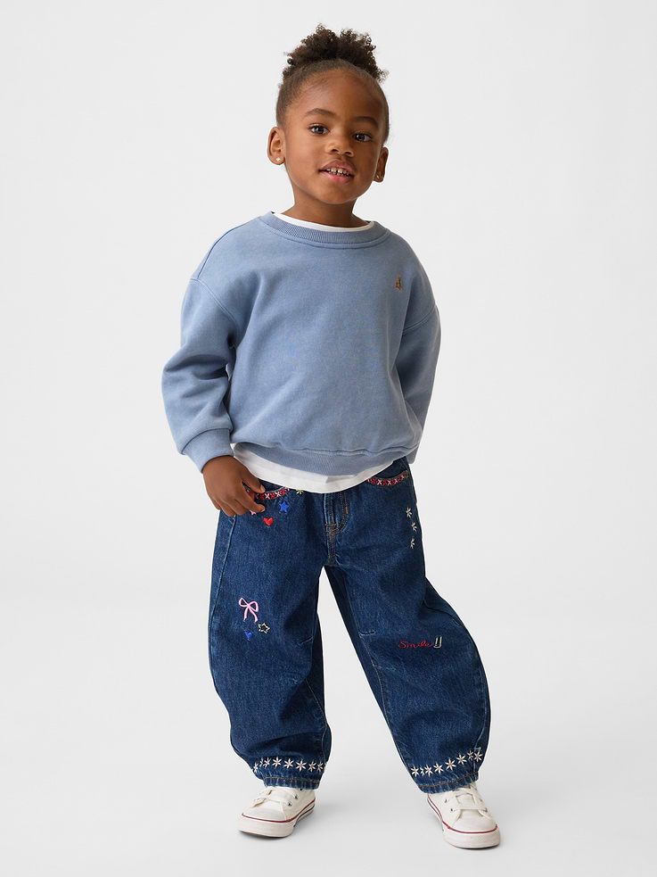 Image 1 de 4, Denim authentique non extensible., Fermeture à bouton-pression à la taille élastique à volants (tailles 2 ans à 5 ans avec fermeture à agrafe et braguette à glissière)., Modèle classique à cinq poches., Pinces aux genoux., Fini foncé., Motif floral brodé sur le devant et au dos., Produit écoresponsable: ce vêtement fait partie de notre programme d’économie d’eau Washwell. Ce programme utilise au moins 20 % moins d’eau que les méthodes de lavage conventionnelles., Fait à 52 % de coton qui répond aux normes du programme U.S. Cotton Trust Protocol. Les fermes membres du programme s’engagent à améliorer leur empreinte environnementale en réduisant la consommation d’eau et en améliorant la santé des sols (Numéro de la demande: 10127)., Fait de coton recyclé à 5 %. Comparativement aux matières vierges, l’utilisation de matières recyclées permet de réduire l’utilisation des ressources et le gaspillage., Produit #1182482