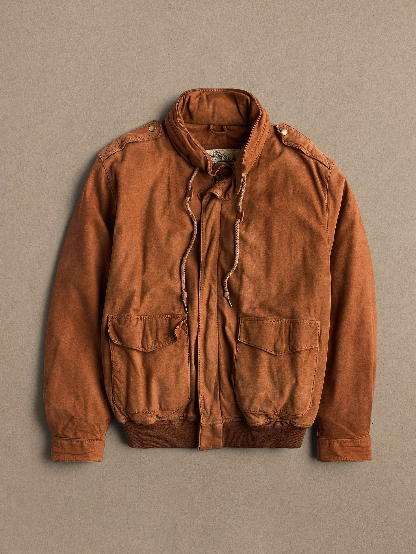 Image 1 of 2, Archive: Discover authentic, hand-sourced vintage from the ’80s, ’90s and '00s. Available in limited drops., Tag size: Men's M, *This is a vintage item with signs of wear and a natural patina from its previous lives. We recommend handling and cleaning with care to preserve its condition and extend its lifespan., Product #1202558