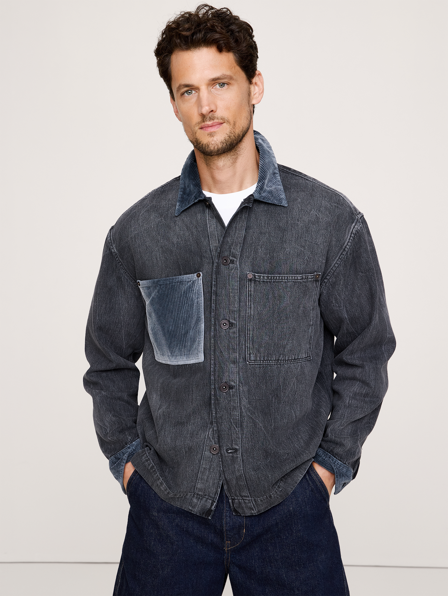 L'image numéro 3 présente Surchemise décontractée en denim italien