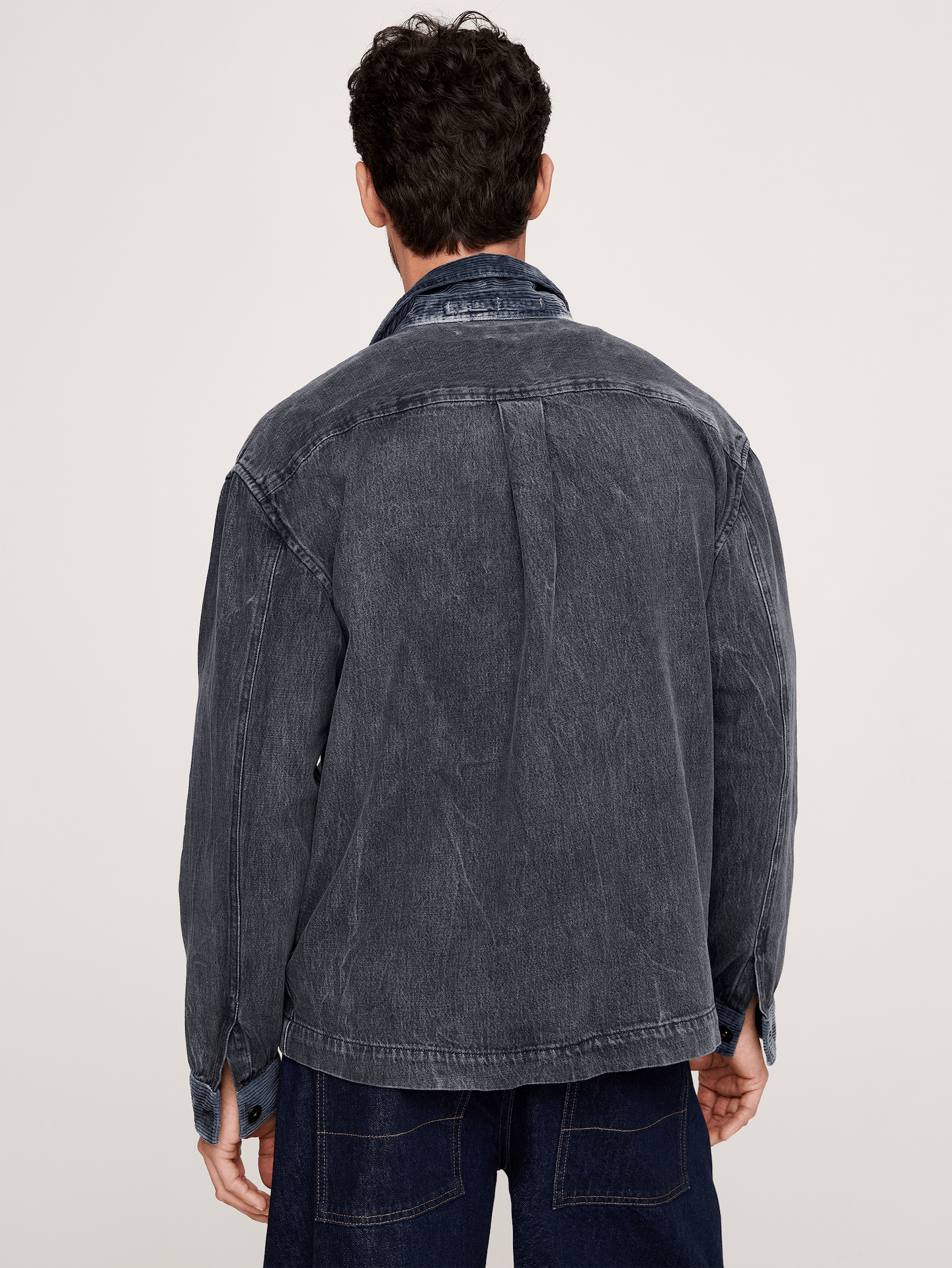 L'image numéro 2 présente Surchemise décontractée en denim italien