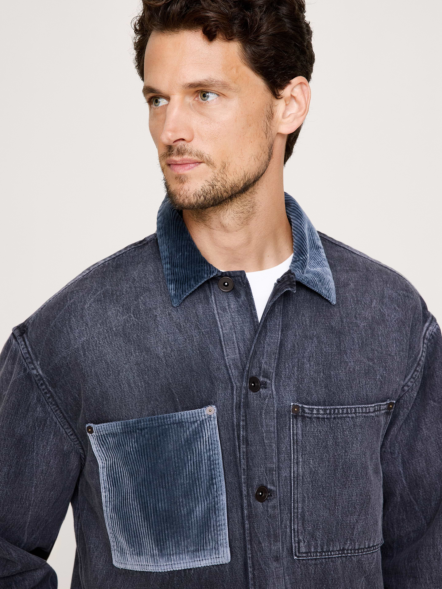 L'image numéro 5 présente Surchemise décontractée en denim italien