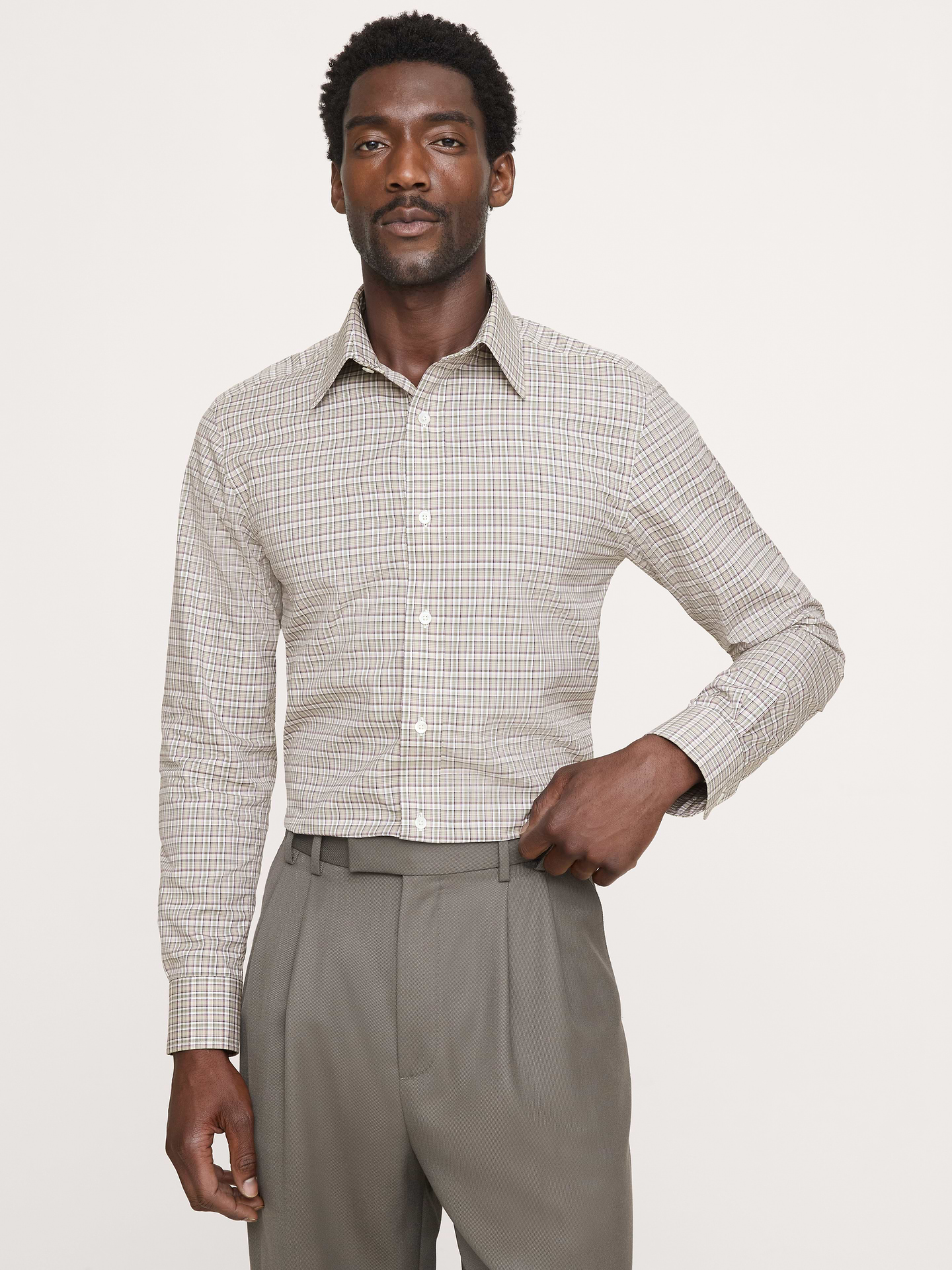 Image 1 de 8, Conçue pour être facile à porter et à entretenir, cette chemise habillée élégante est confectionnée dans une popeline de coton spéciale dotée de la technologie de coton PUREPRESS™, un procédé qui lisse et protège le tissu pour un fini infroissable ., Coupe ajustée. Silhouette droite et près du corps., Col italien; devant boutonné., Pan de chemise arrondi., Produit #860786