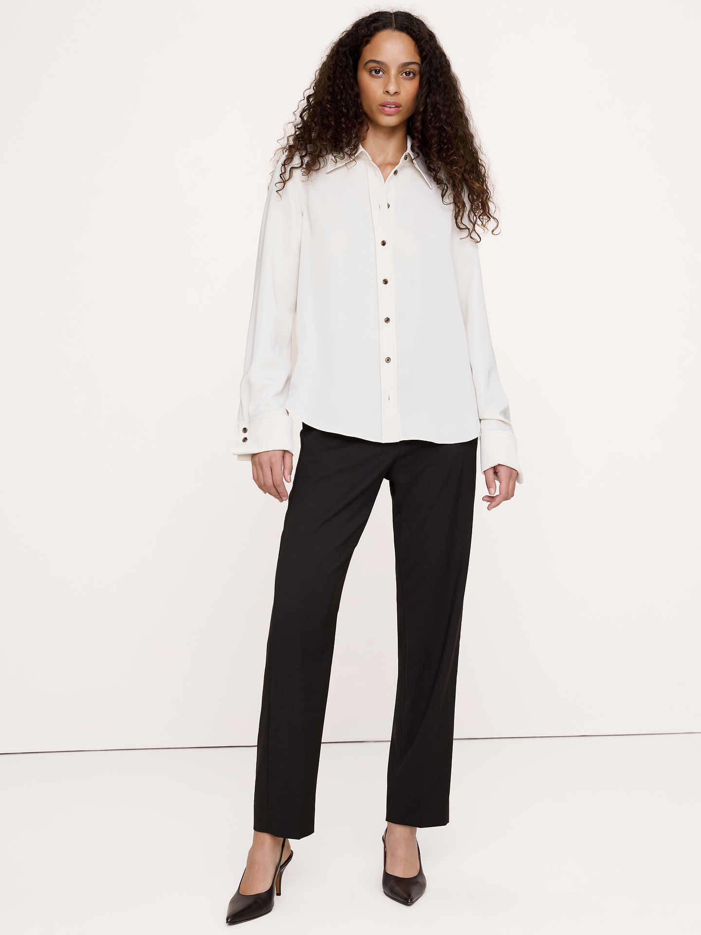 L'image numéro 5 présente Pantalon étroit à taille haute longueur cheville en laine italienne