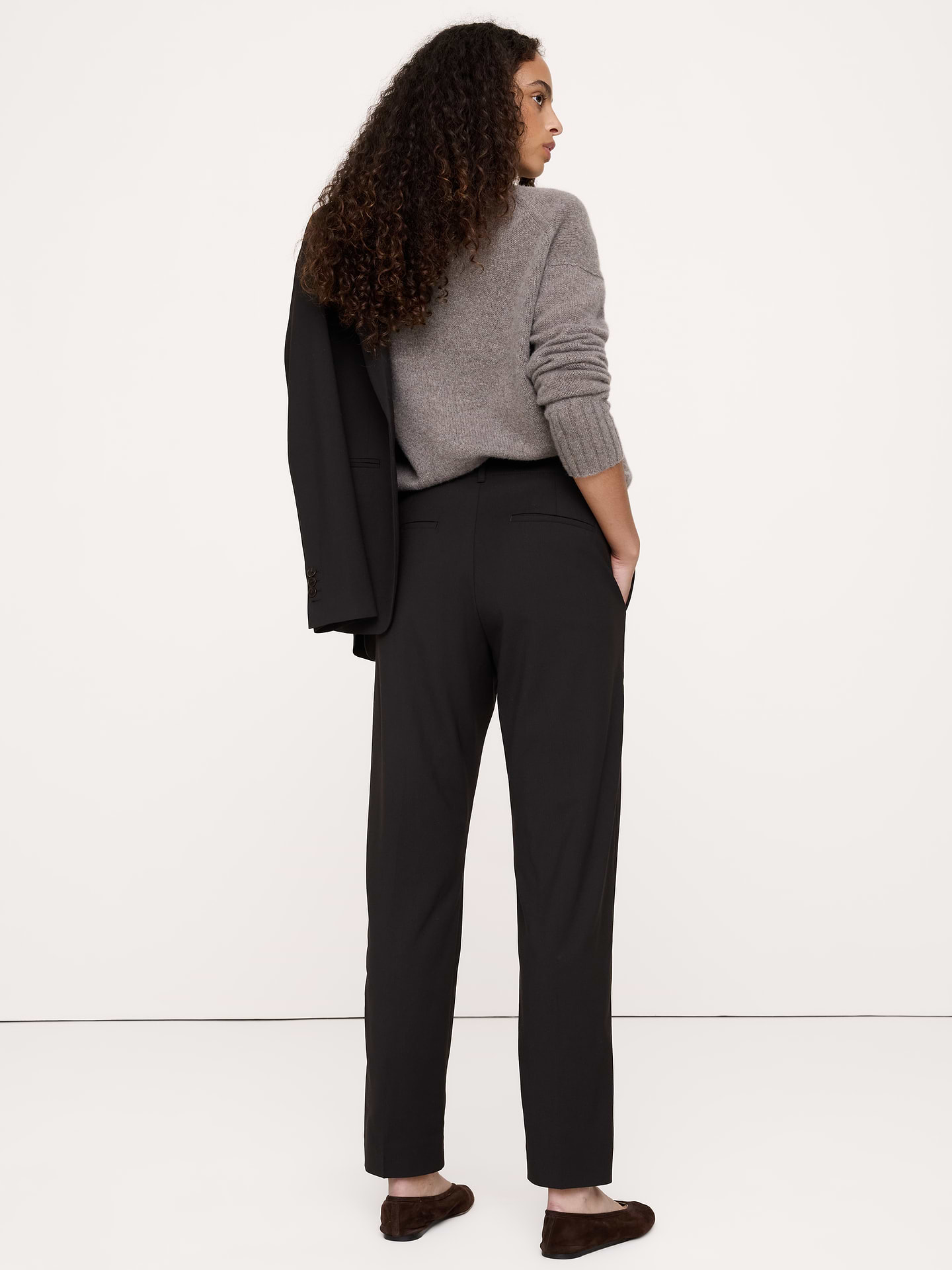 L'image numéro 3 présente Pantalon étroit à taille haute longueur cheville en laine italienne