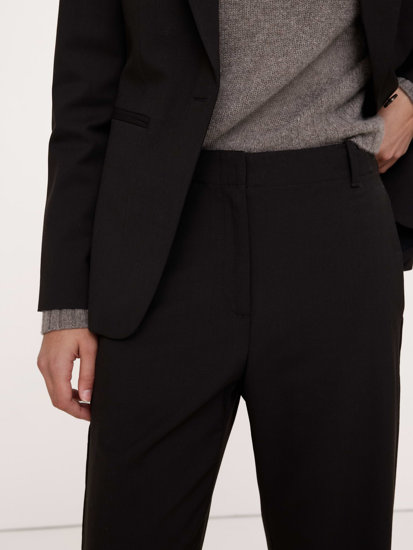 L'image numéro 4 présente Pantalon étroit à taille haute longueur cheville en laine italienne