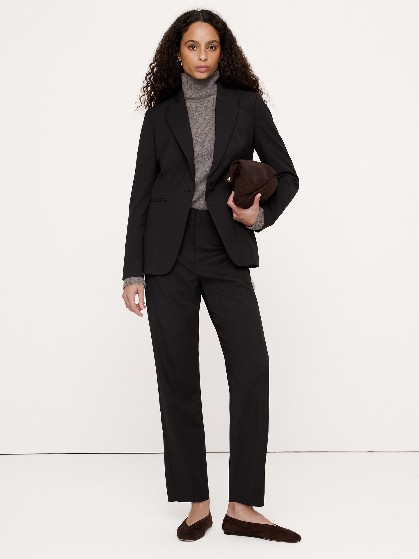 L'image numéro 1 présente Pantalon étroit à taille haute longueur cheville en laine italienne