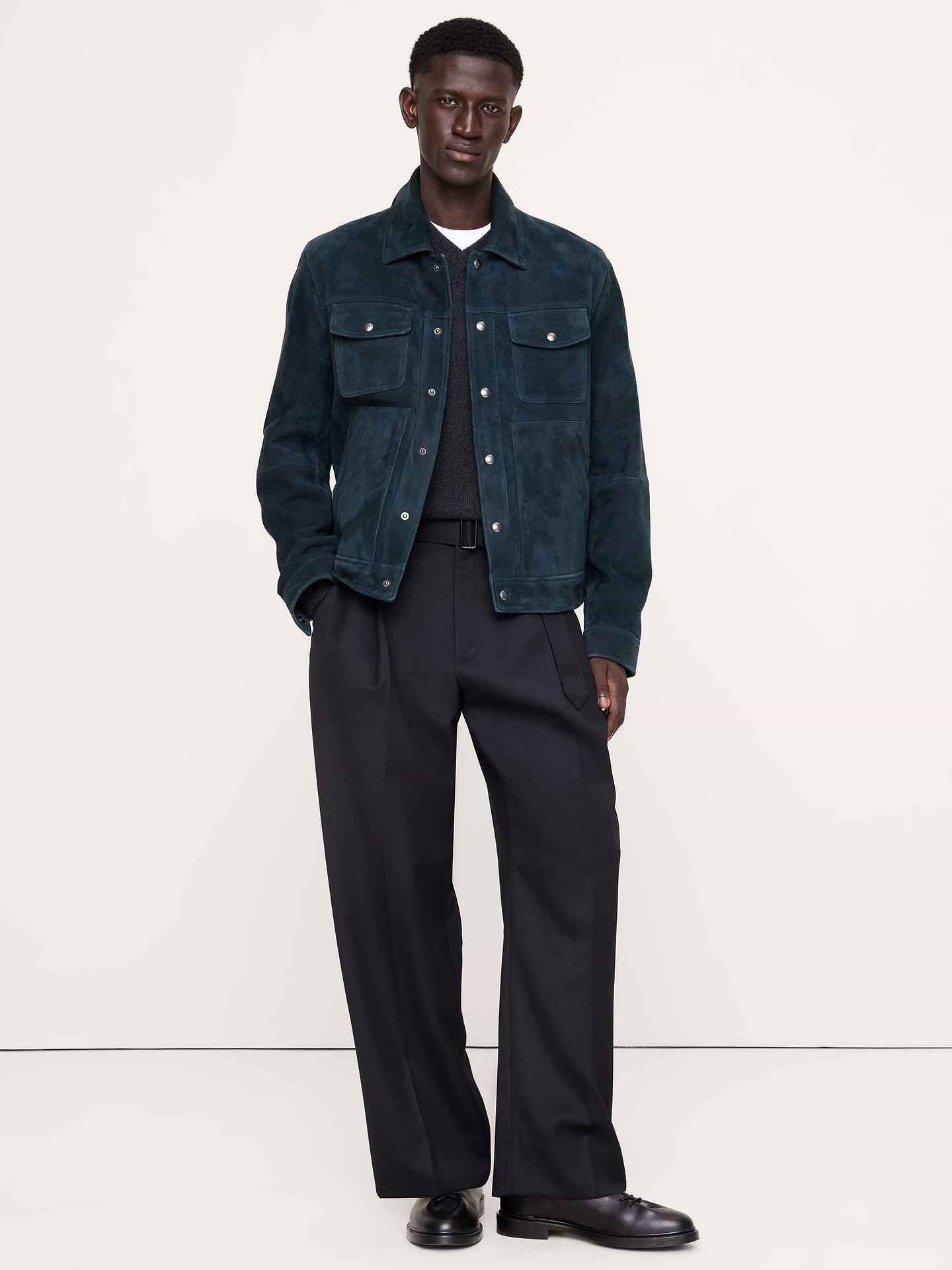 Image 1 de 8, Version luxueuse d’un modèle utilitaire indispensable, cette veste en suède reprend la silhouette des vestes de camionneur classiques en denim. Nous avons conservé les poches, les boutons-pression et les surpiqûres des modèles originaux, mais nous avons rehaussé l’expérience en utilisant un suède irrésistiblement doux que nous adorons pour sa couleur riche., Coupe standard: classique. Coupe droite et confortable., Col italien avec fermeture à bouton-pression., Poches à la poitrine avec fermeture à bouton-pression. Poches latérales. Deux poches intérieures., Ourlet droit., Doublure intégrale., Produit #906609