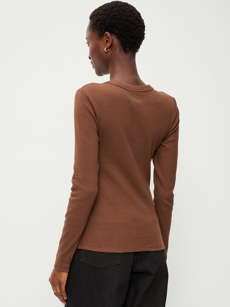 L'image numéro 2 présente T-shirt ajusté à manches longues