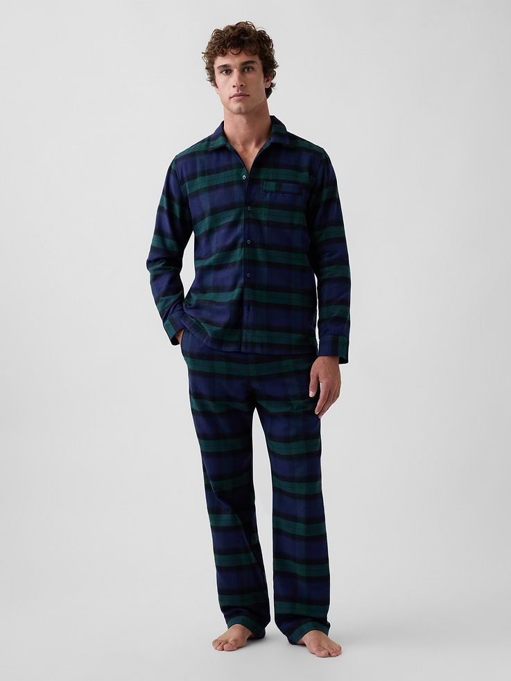 Image 1 de 5, Notre flanelle la plus douce à ce jour. Lavée deux fois pour une douceur accrue. Coupe entièrement décontractée pour un confort optimal. Modèle universellement parfait pour tout le monde., Pantalon et chemise de pyjama en flanelle de coton ultra-douce., Col cranté., Manches longues., Poche appliquée sur la poitrine., Fente latérale à l’ourlet., Taille élastique avec braguette décorative et cordon de serrage sur le pantalon., Poches cavalières sur les côtés, poches appliquées à l’arrière., Ourlets passepoilés., Motif sur l’ensemble., Fait à 50 % de coton qui répond aux normes du programme U.S. Cotton Trust Protocol. Les fermes membres du programme s’engagent à améliorer leur empreinte environnementale en réduisant la consommation d’eau et en améliorant la santé des sols (Numéro de la demande: 10127)., Magasinez les pyjamas assortis pour tous., Produit #1189332