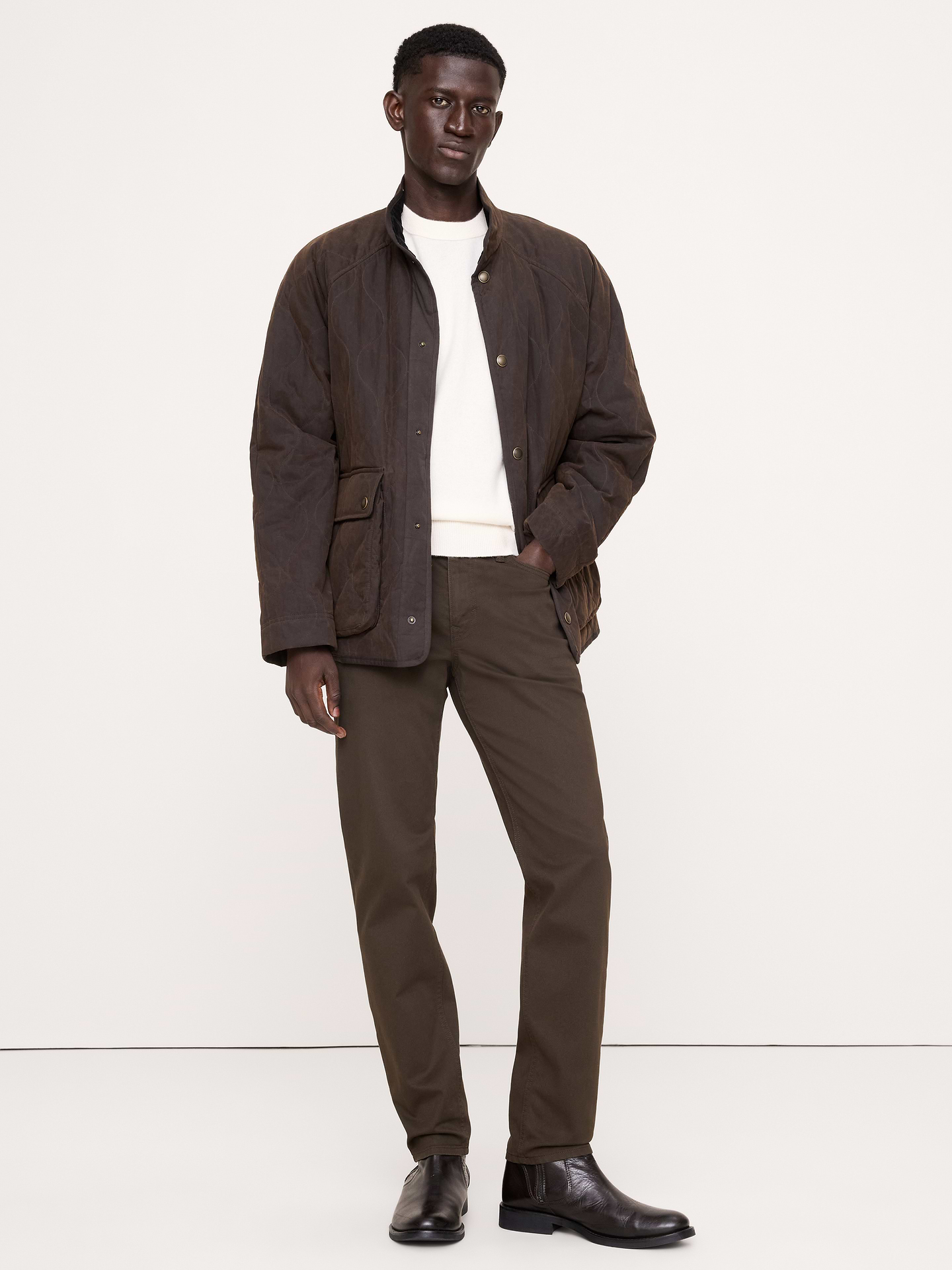 Image 1 de 8, Nous avons amélioré notre pantalon Voyageur le plus populaire, en conservant le même tissu confort ultra-extensible, mais en y ajoutant une texture de sergé plus prononcée., Coupe athlétique fuselée: modèle conçu pour ceux qui aiment avoir plus d’espace au niveau du siège et des cuisses. Taille basse moyenne-basse, jambe fuselée, extrémité de 34, 5 cm, Biologique: Fait en coton biologique certifié, plus respectueux de l’environnement., Tissu provenant de la filature italienne Olimpias., Braguette avec fermeture à glissière et bouton. Passants de ceinture., Modèle à cinq poches., Produit #754657