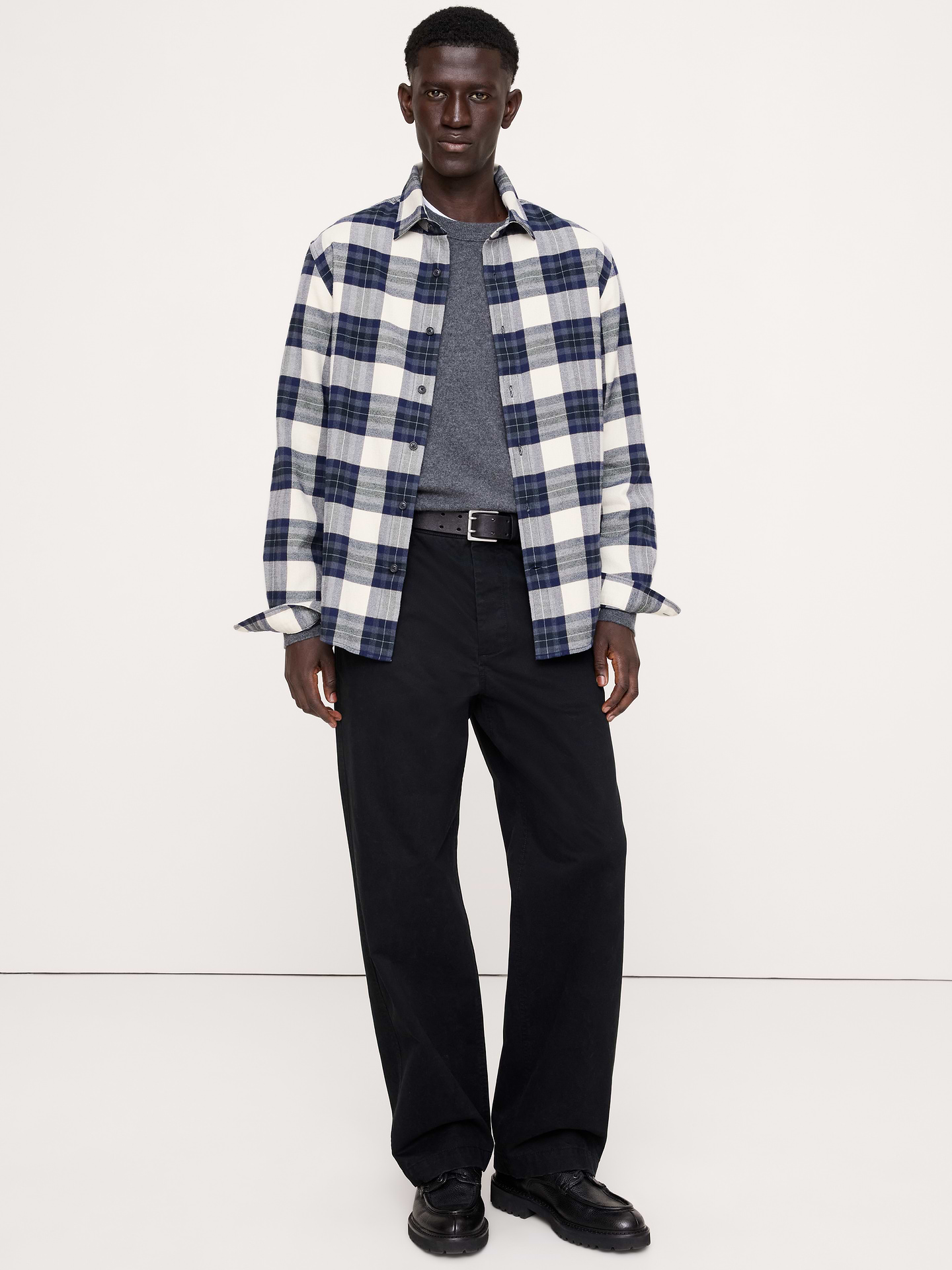 Image 1 de 8, Nous adorons cette chemise en flanelle parce qu’elle est extrêmement douce et assez chaude pour être superposée. De plus, elle est faite de coton biologique certifié, exactement comme nous l’aimons., Coupe standard: coupe confort droite., Col italien; devant boutonné., Pan arrondi., Produit #906448