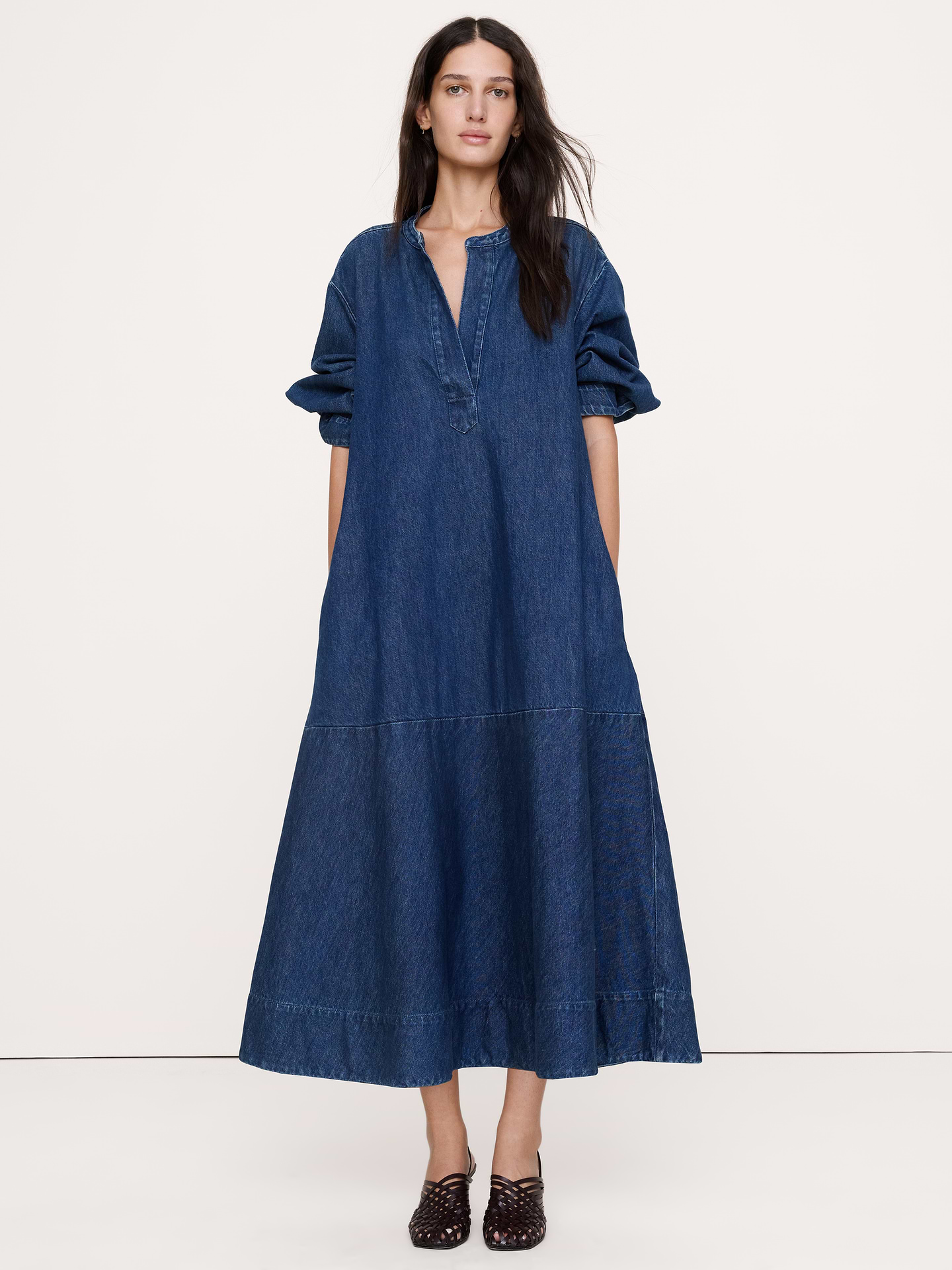 Image 1 de 7, La polyvalence de votre robe-chemisier préférée s’allie à l’allure décontractée de votre jean préféré. En confectionnant cette robe, nous avons opté pour une coupe fluide, une silhouette épurée et un denim robuste spécialement lavé pour ajouter une touche de douceur évoquant un vêtement déjà assoupli., Coupe trapèze: coupe confort, silhouette trapèze., Col en pointe., Sans doublure., Produit #915539