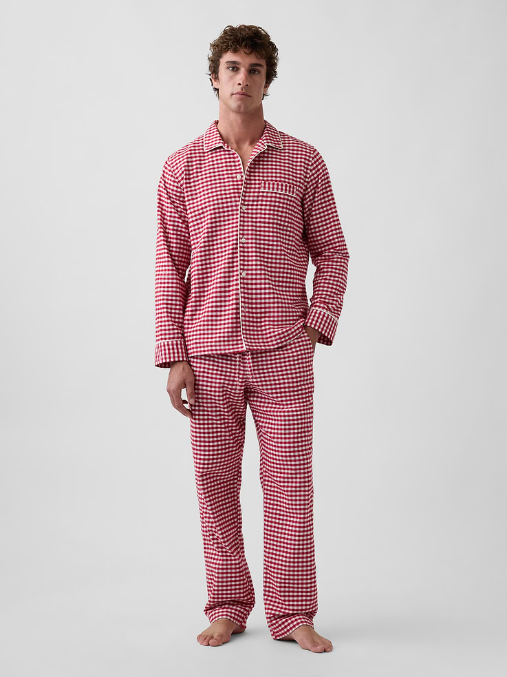 Image 1 de 5, Notre flanelle la plus douce à ce jour. Lavée deux fois pour une douceur accrue. Coupe entièrement décontractée pour un confort optimal. Modèle universellement parfait pour tout le monde., Pantalon et chemise de pyjama en flanelle de coton ultra-douce., Col cranté., Manches longues., Poche appliquée sur la poitrine., Fente latérale à l’ourlet., Taille élastique avec braguette décorative et cordon de serrage sur le pantalon., Poches cavalières sur les côtés, poches appliquées à l’arrière., Ourlets passepoilés., Motif sur l’ensemble., Fait à 50 % de coton qui répond aux normes du programme U.S. Cotton Trust Protocol. Les fermes membres du programme s’engagent à améliorer leur empreinte environnementale en réduisant la consommation d’eau et en améliorant la santé des sols (Numéro de la demande: 10127)., Magasinez les pyjamas assortis pour tous., Produit #1189332