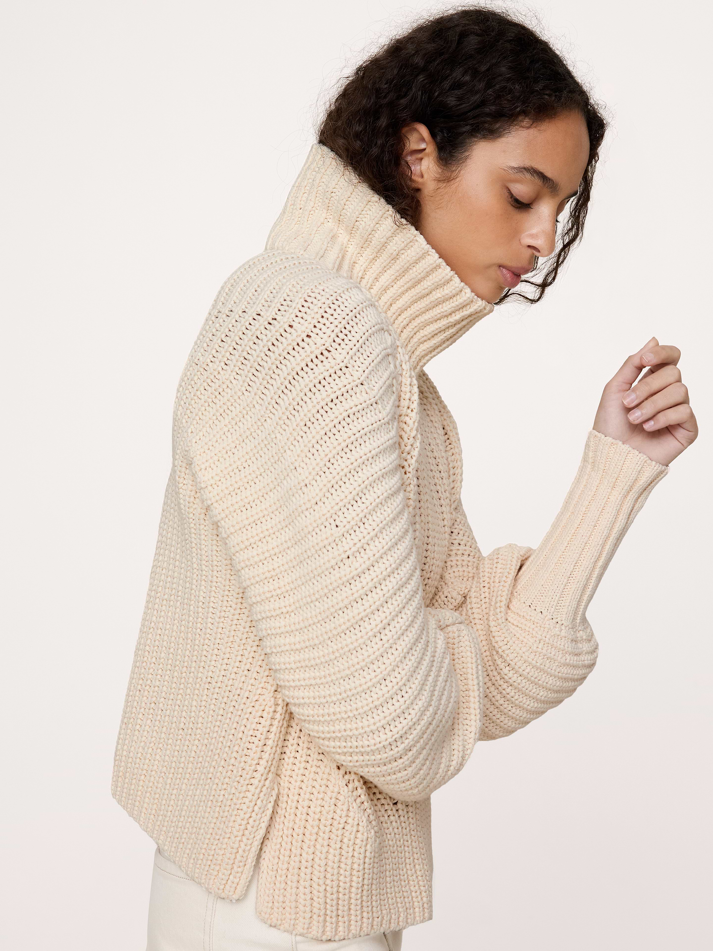 Image 1 de 7, Nous voulions renouveler ce modèle classique en coton. Nous avons donc opté pour une coupe ample à manches chauve-souris, et un fil de coton épais que nous adorons parce qu’il est assez chaud pour l’hiver, mais assez léger pour le printemps et l’été., Coupe surdimensionnée: plus ample au niveau de la poitrine, des épaules et de la taille. Emmanchure basse., Col entonnoir., Ourlet droit avec fentes aux coutures., Produit #915603