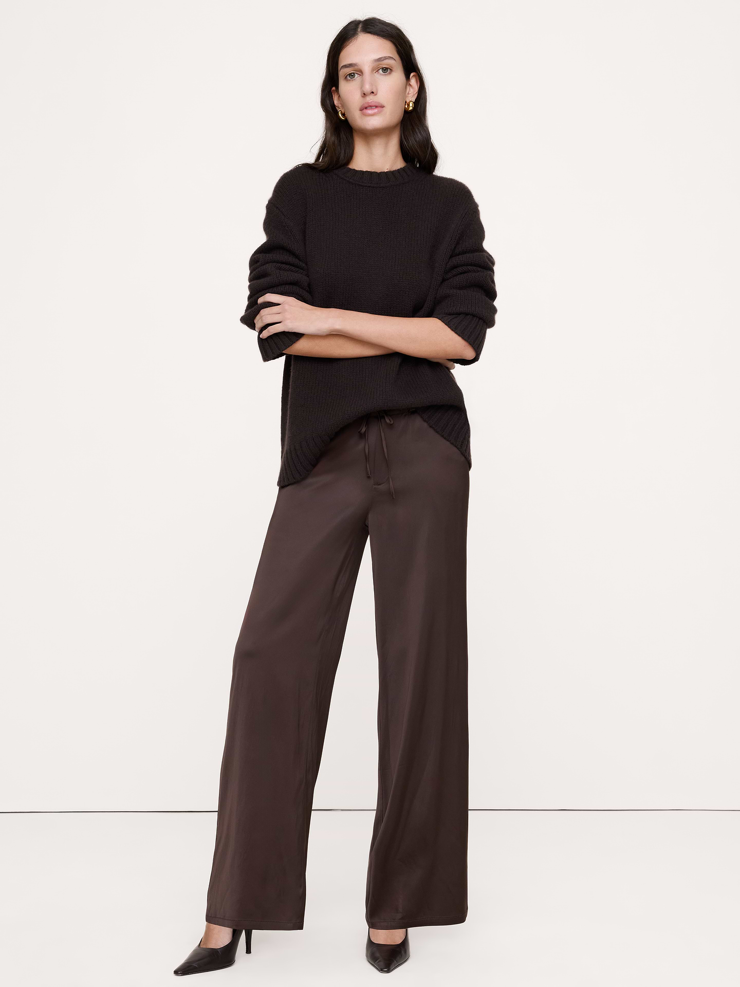 Image 1 de 8, Optez pour ce pantalon lorsque vous souhaitez à la fois une allure soignée et du confort toute la journée. Nous l’avons confectionné dans un satin extensible que nous adorons, car il est superbe et agréable à porter. Nous avons ajouté une bande élastique à la taille pour un ajustement personnalisé., Coupe à jambe large: taille mi-basse, cuisse droite, jambe large. Pleine longueur., Taille élastique dissimulée., Braguette à glissière avec fermeture à bouton et cordon de serrage., Poches avant et arrière., Sans doublure., Produit #1180311