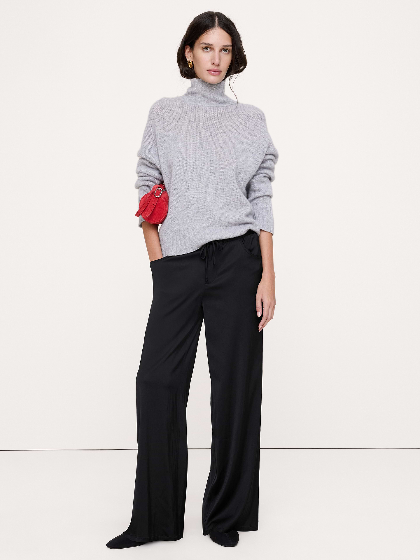 Image 1 de 8, Optez pour ce pantalon lorsque vous souhaitez à la fois une allure soignée et du confort toute la journée. Nous l’avons confectionné dans un satin extensible que nous adorons, car il est superbe et agréable à porter. Nous avons ajouté une bande élastique à la taille pour un ajustement personnalisé., Coupe à jambe large: taille mi-basse, cuisse droite, jambe large. Pleine longueur., Taille élastique dissimulée., Braguette à glissière avec fermeture à bouton et cordon de serrage., Poches avant et arrière., Sans doublure., Produit #1180311