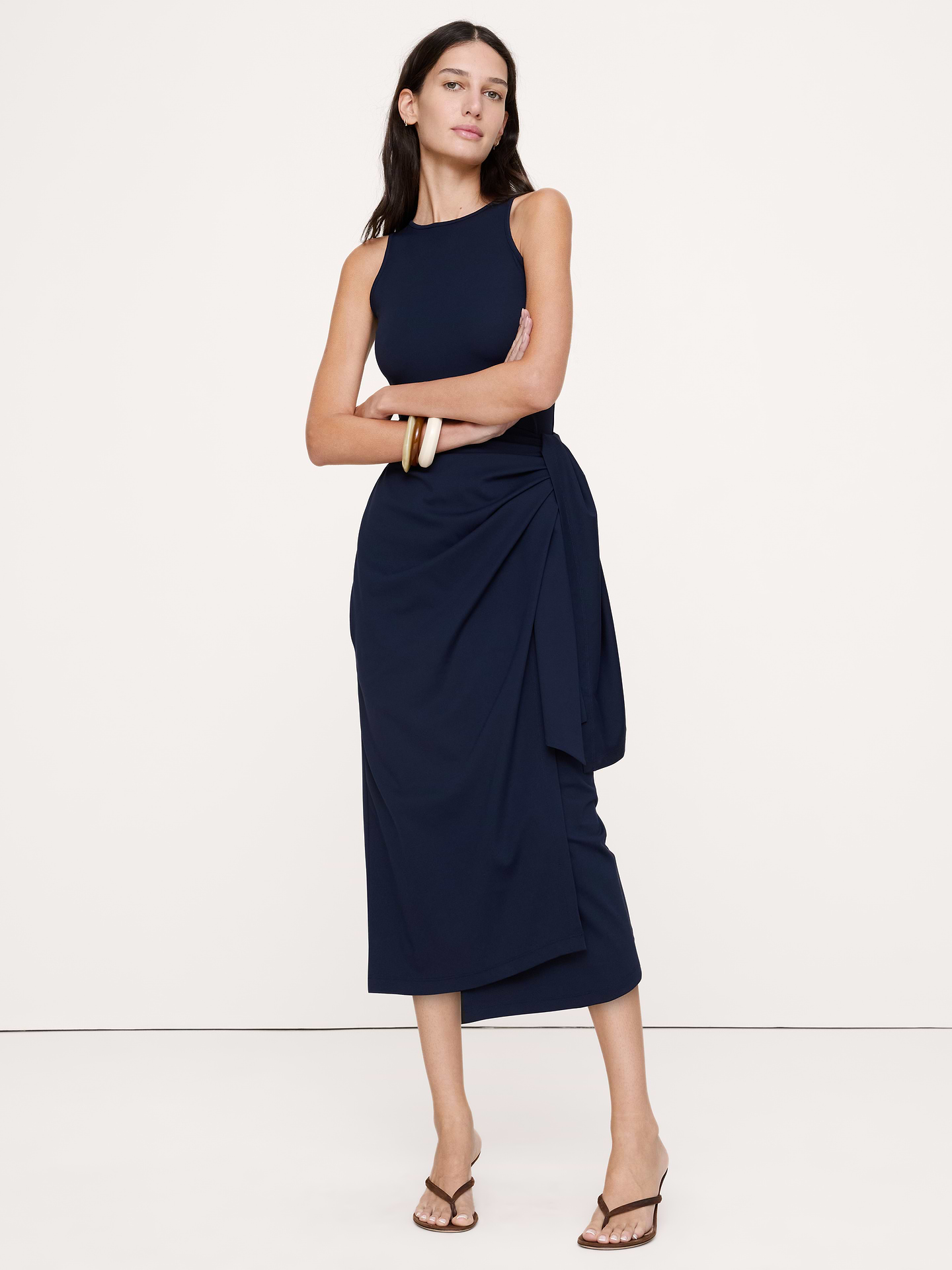 Image 1 de 6, Notre version de la robe portefeuille intemporelle est confectionnée dans un jersey doux et extensible qui se noue au niveau des hanches., Coupe: ajustée. Coupe près du corps avec jupe droite., Encolure ras du cou haute., Modèle facile à enfiler avec lien à la taille., Sans doublure., Produit #1183121