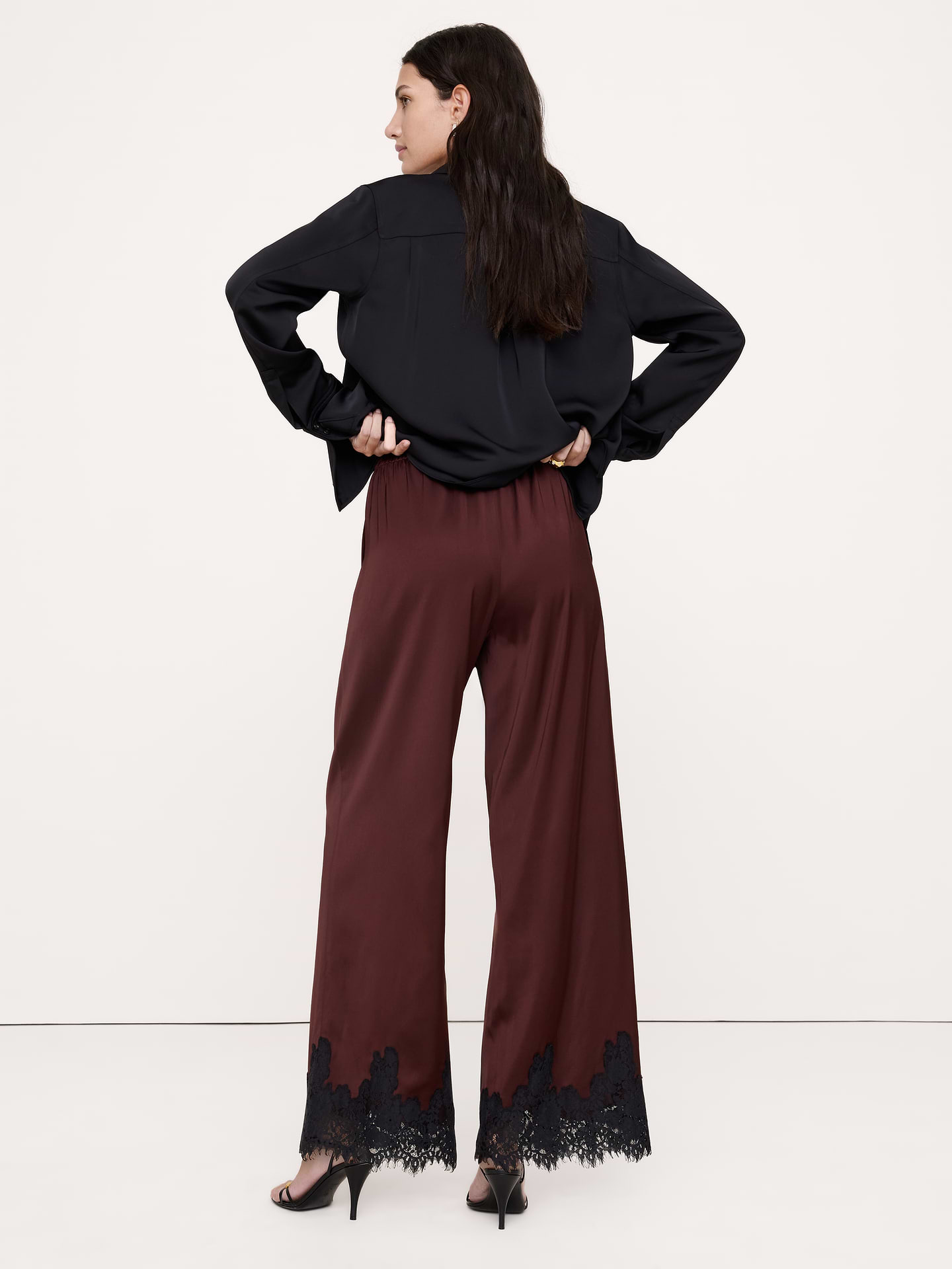 L'image numéro 3 présente Pantalon à taille élastique en satin extensible avec bordure en dentelle