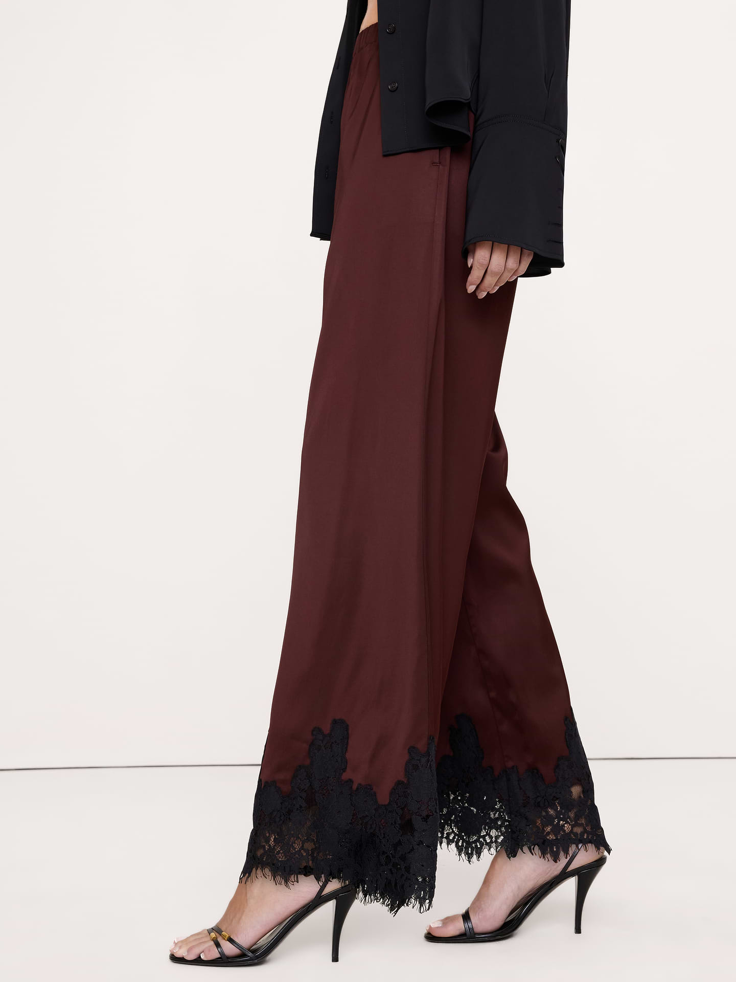 L'image numéro 4 présente Pantalon à taille élastique en satin extensible avec bordure en dentelle