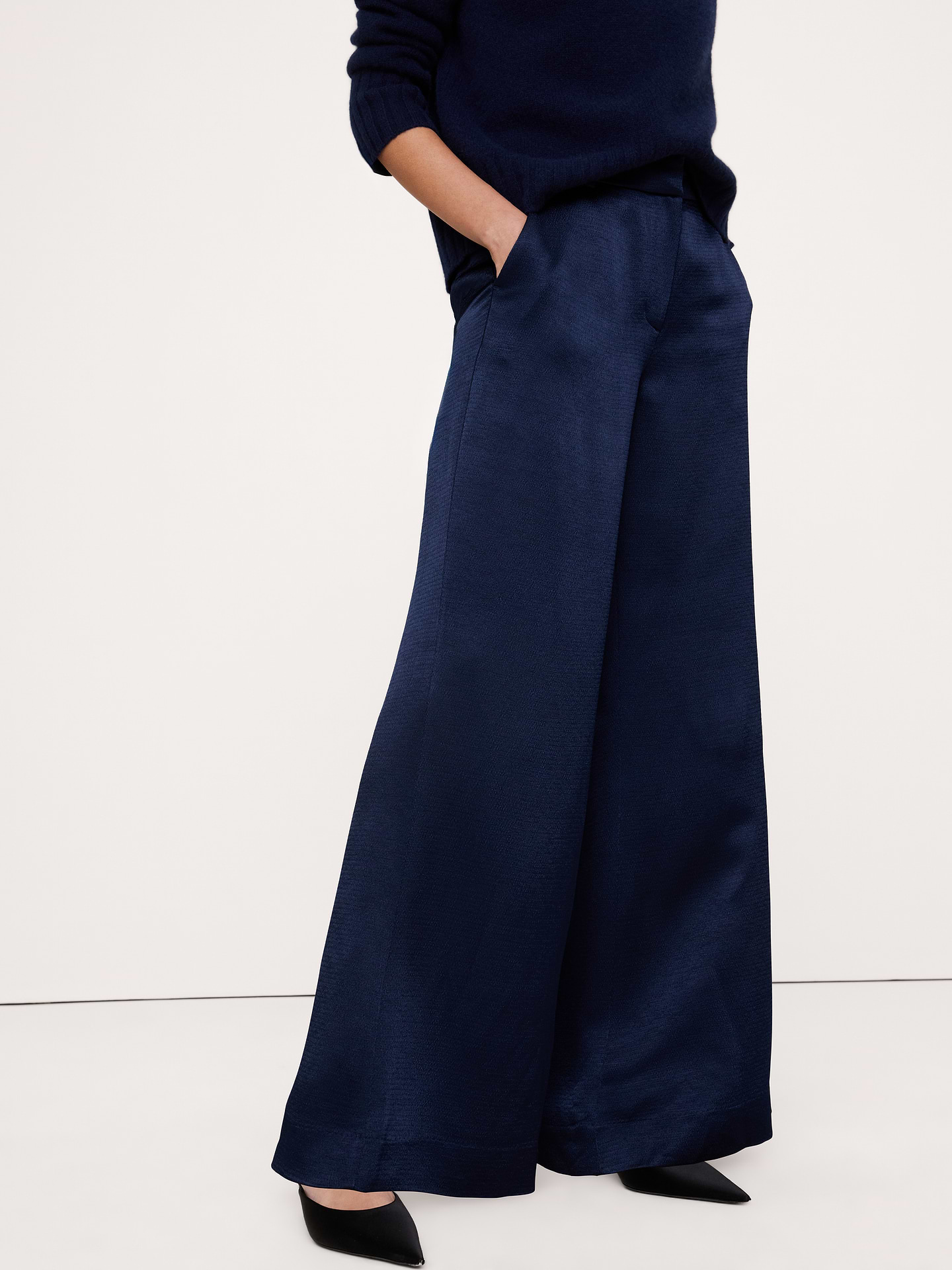 Image 4 de 8, Pantalon en satin texturé à jambe large et taille haute