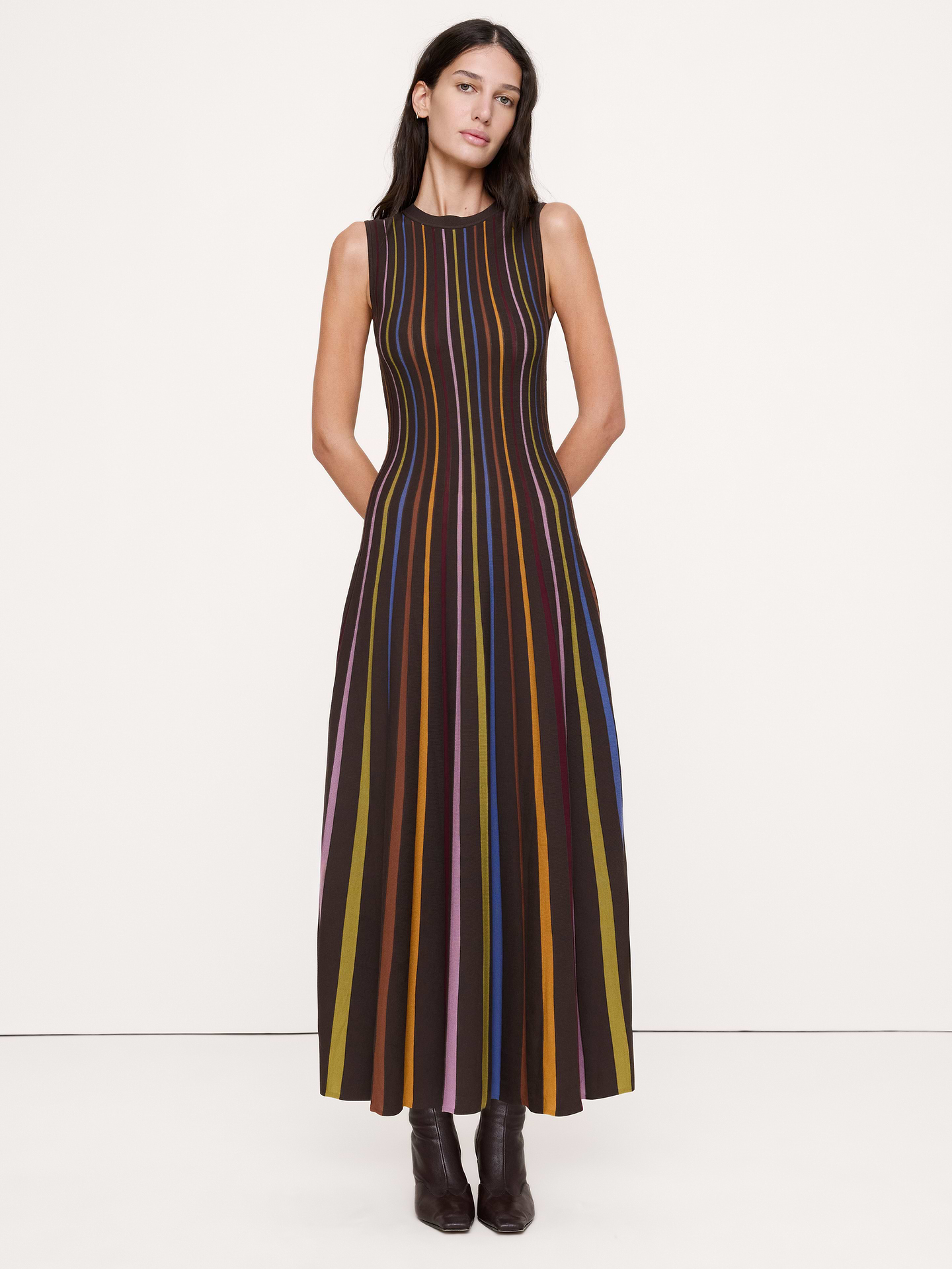 Image 1 de 4, Cette robe est confectionnée dans notre tissu à effet sculptant le plus populaire, apprécié pour sa grande extensibilité et son effet sculptant. Elle se porte aussi bien chic que décontractée., Coupe: ajustée. Silhouette près du corps avec jupe évasée., Encolure ras du cou haute., Modèle adapté aux soutiens-gorge., Sans doublure., Produit #1189126