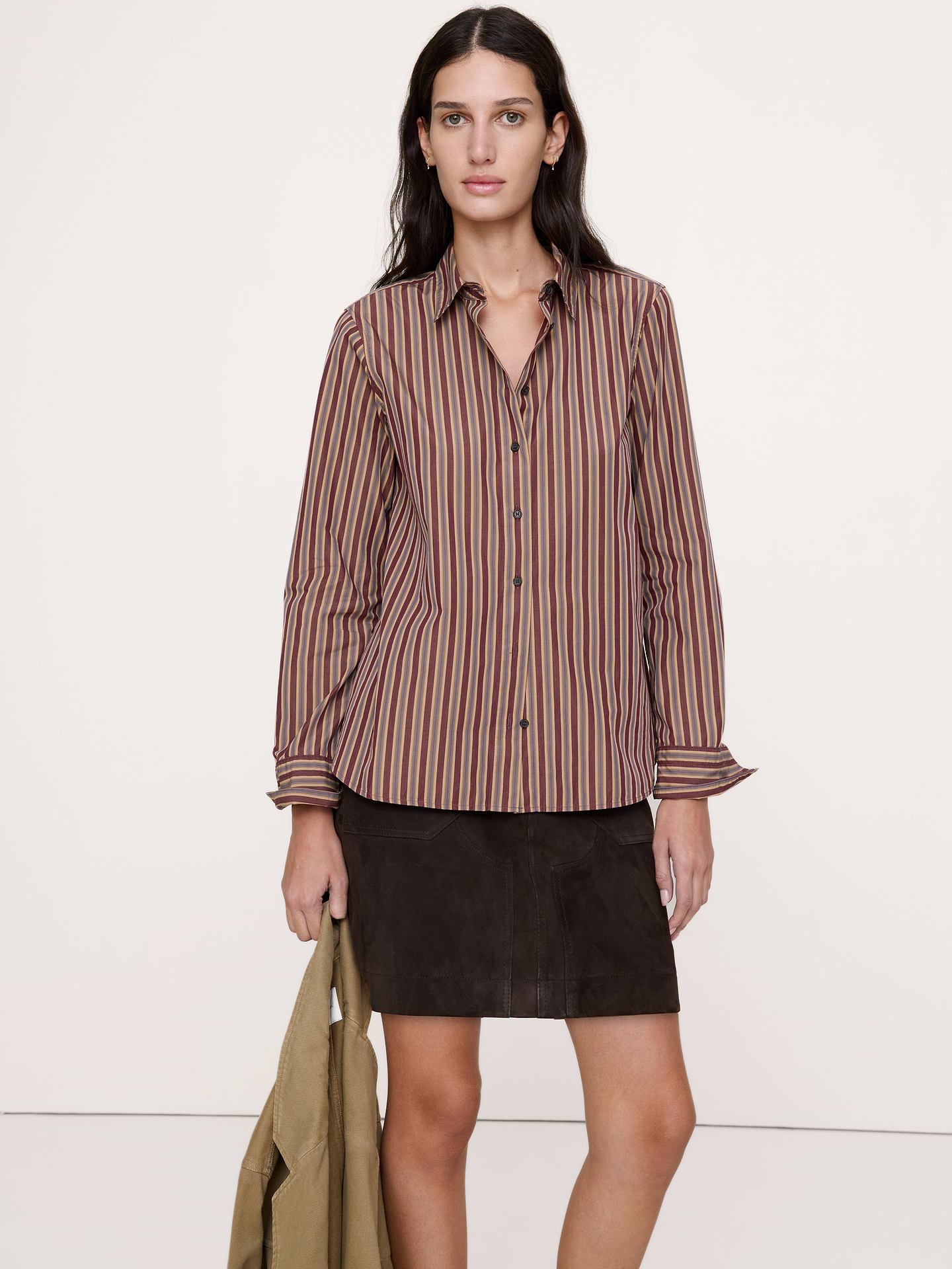 Image 1 de 8, La chemise préférée de notre équipe de conception. Nous avons perfectionné la coupe de cette chemise pour qu’elle soit décontractée, mais jamais négligée. Modèle fait en popeline 100 % coton et délavé pour une douceur incomparable., Coupe de tous les jours: ajustée aux épaules et décontractée à la poitrine et à la taille., Col en pointe. Boutons nacrés sur le devant., Ourlet arrondi., Produit #709387