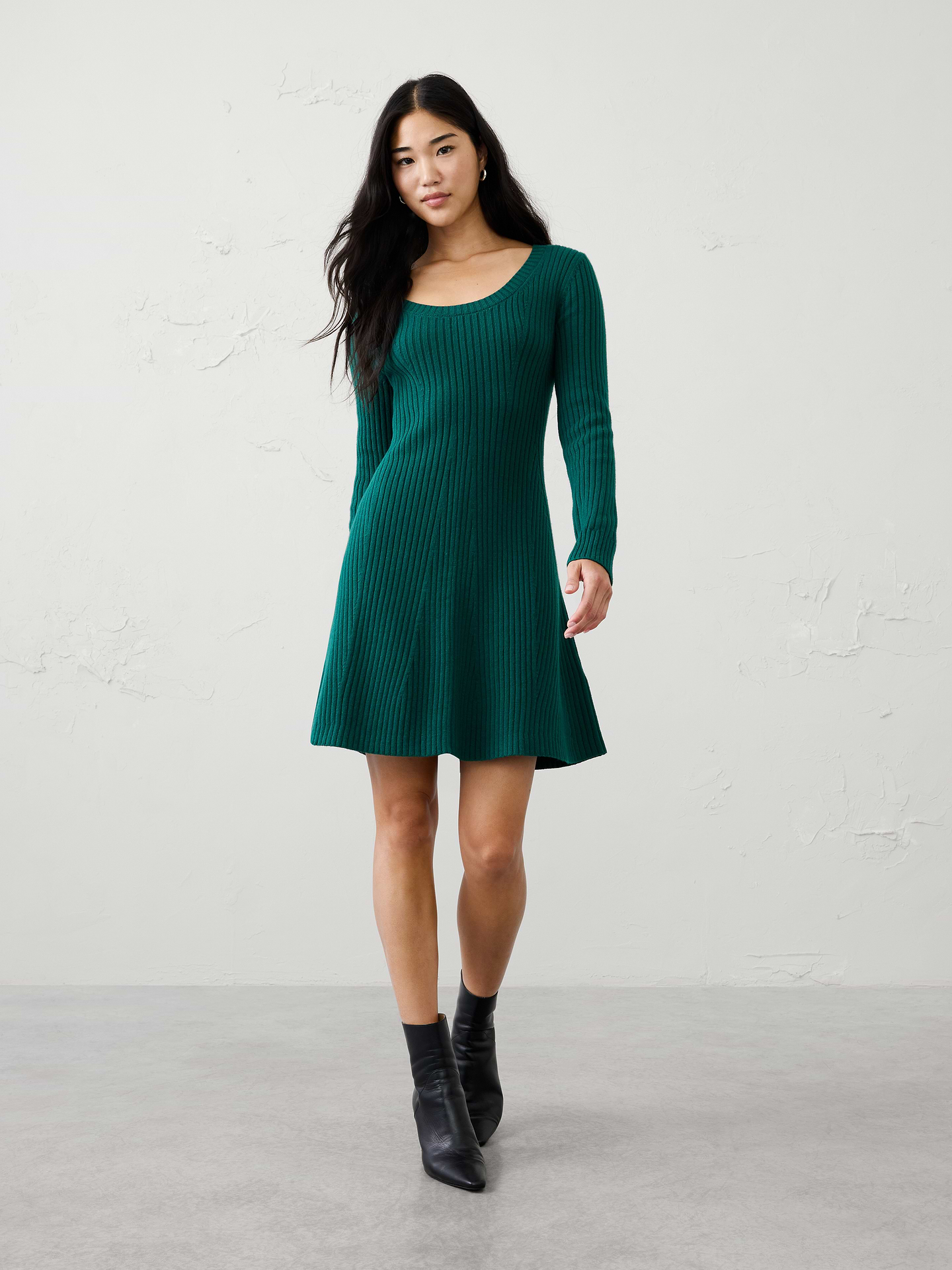 Image 1 of 4, A cozy ribbed knit meets a feminine fit‑and‑flare silhouette in this elevated everyday essential. Comfortable yet polished, it offers easy versatility with a flattering shape that transitions seamlessly from day to night., Crew neck. Long sleeves., Fitted at the waist., Made exclusively for Banana Republic Factory., Product #1185676