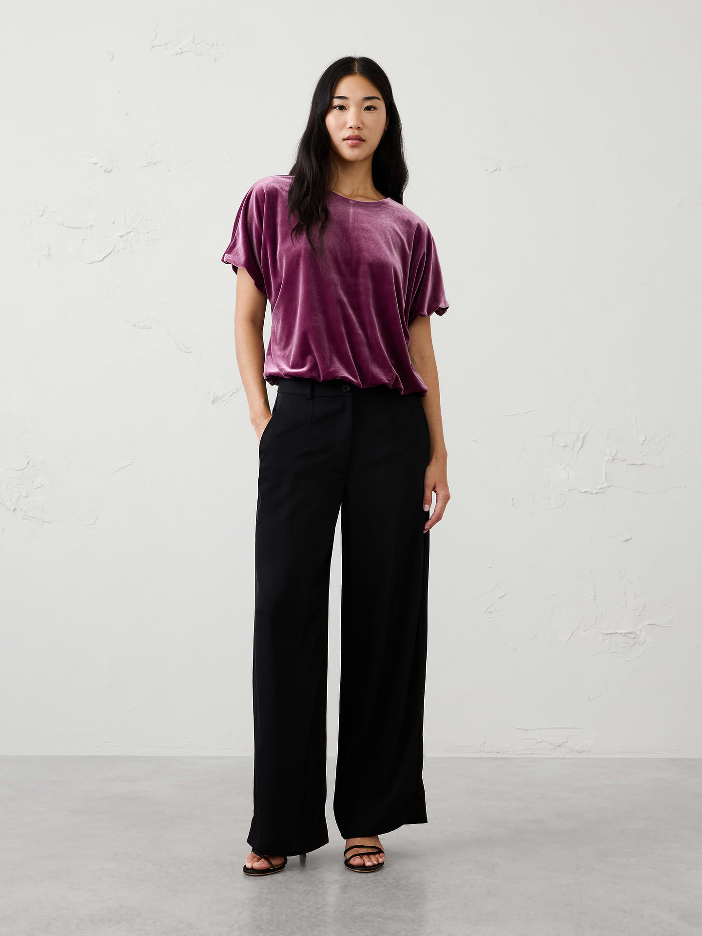 Image 1 of 4, Made from our ultra‑soft knit velvet, this top combines luxurious texture with effortless comfort. The modern bubble silhouette adds volume and shape, making it the perfect piece to elevate your festive wardrobe with ease., Round neckline. Elasticated dolman sleeves., Bubble hem adds volume., Made exclusively for Banana Republic Factory., Product #1186011