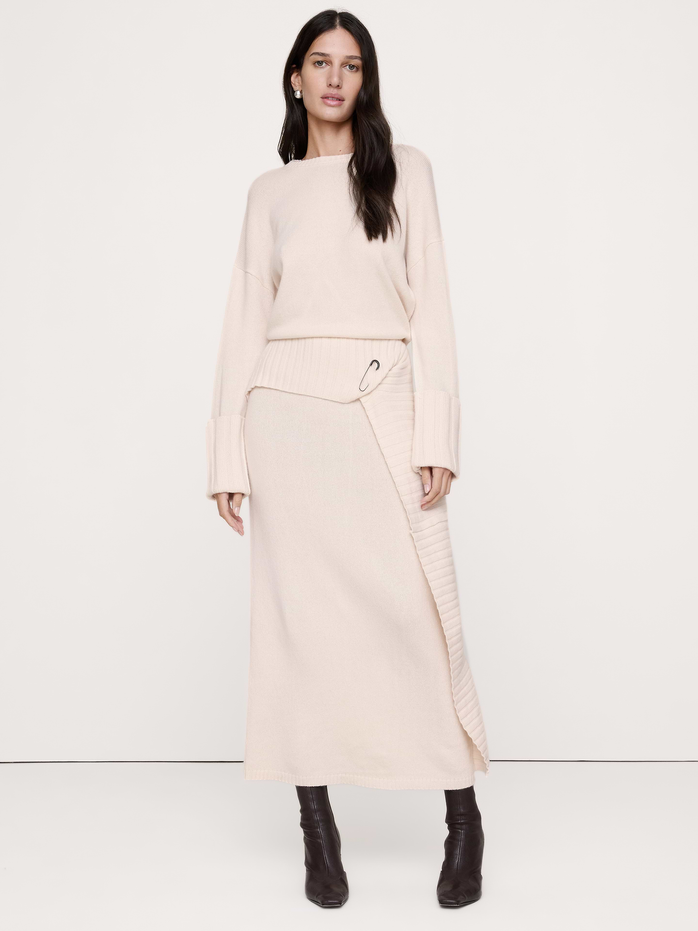 Image 1 de 8, Nous rêvions d’une robe-chandail chaude à porter par temps frais. Découvrez cette robe longue, confectionnée dans un doux mélange de laine mérinos et de coton respirant., Coupe blouson: décontractée au niveau de la poitrine et des épaules, taille définie et jupe évasée., Encolure ras du cou., Modèle adapté aux soutiens-gorge., Taille élastique., Taille élastique., Sans doublure., Produit #1180141