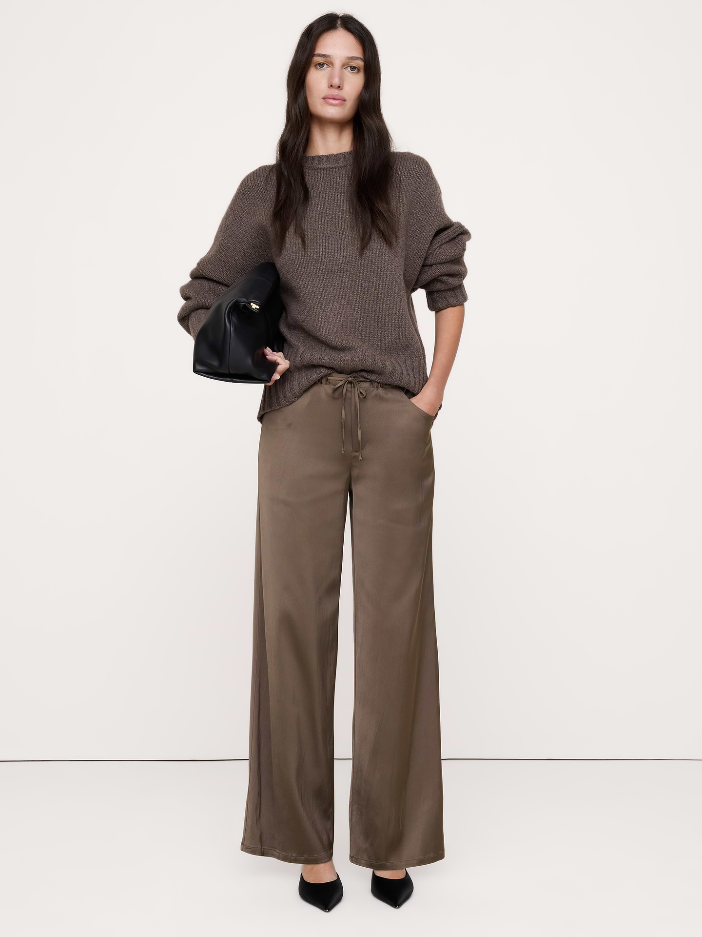 Image 1 de 8, Optez pour ce pantalon lorsque vous souhaitez à la fois une allure soignée et du confort toute la journée. Nous l’avons confectionné dans un satin extensible que nous adorons, car il est superbe et agréable à porter. Nous avons ajouté une bande élastique à la taille pour un ajustement personnalisé., Coupe à jambe large: taille mi-basse, cuisse droite, jambe large. Pleine longueur., Taille élastique dissimulée., Braguette à glissière avec fermeture à bouton et cordon de serrage., Poches avant et arrière., Sans doublure., Produit #1180311