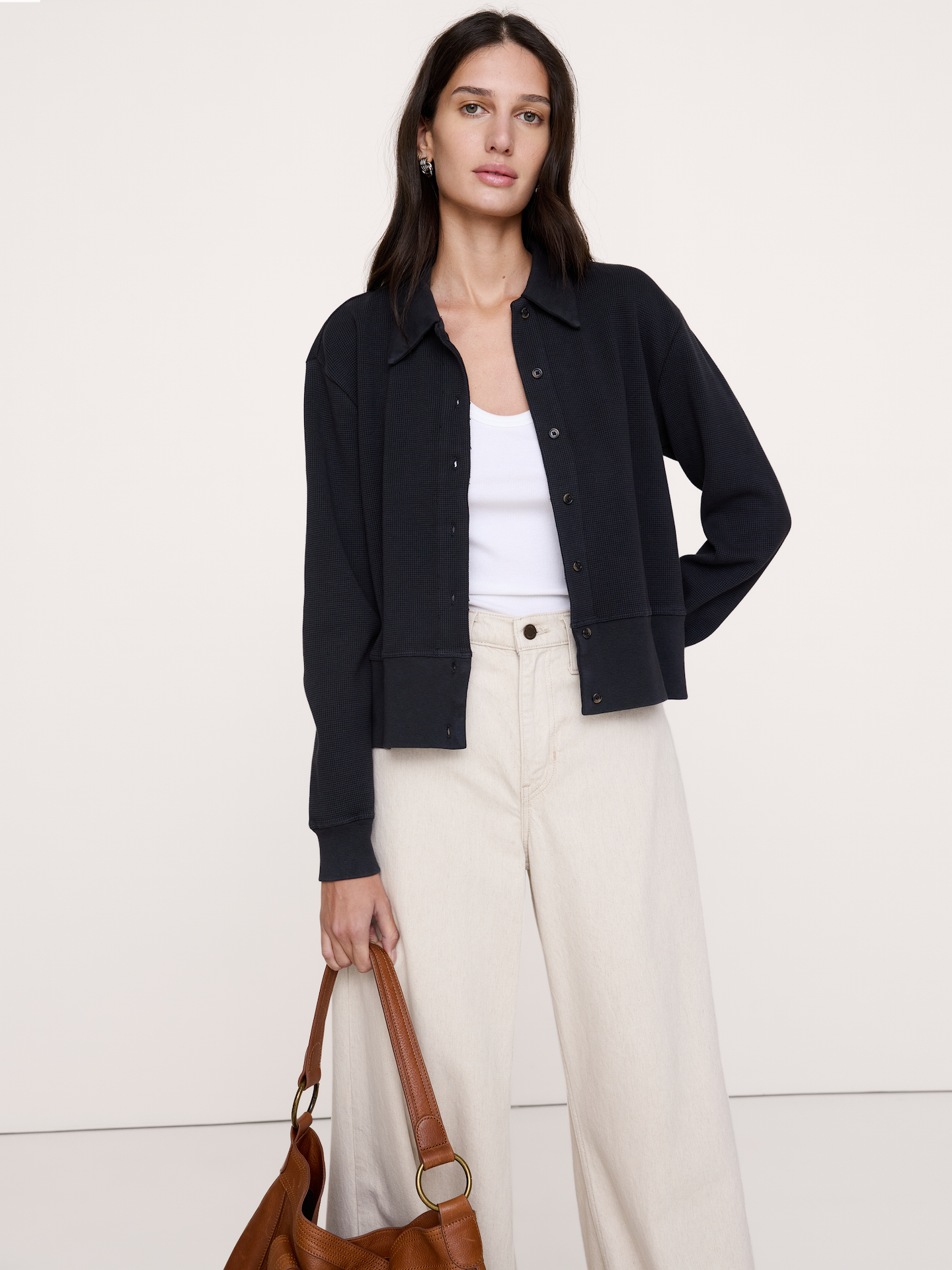 Image 1 de 4, Nous avons confectionné ce cardigan en coton épais avec un tricot gaufré. De plus, le tissu est spécialement lavé pour une douceur incroyable., Coupe décontractée: coupe droite et ample., Col italien avec fermeture boutonnée., Ourlet droit., Produit #1188283