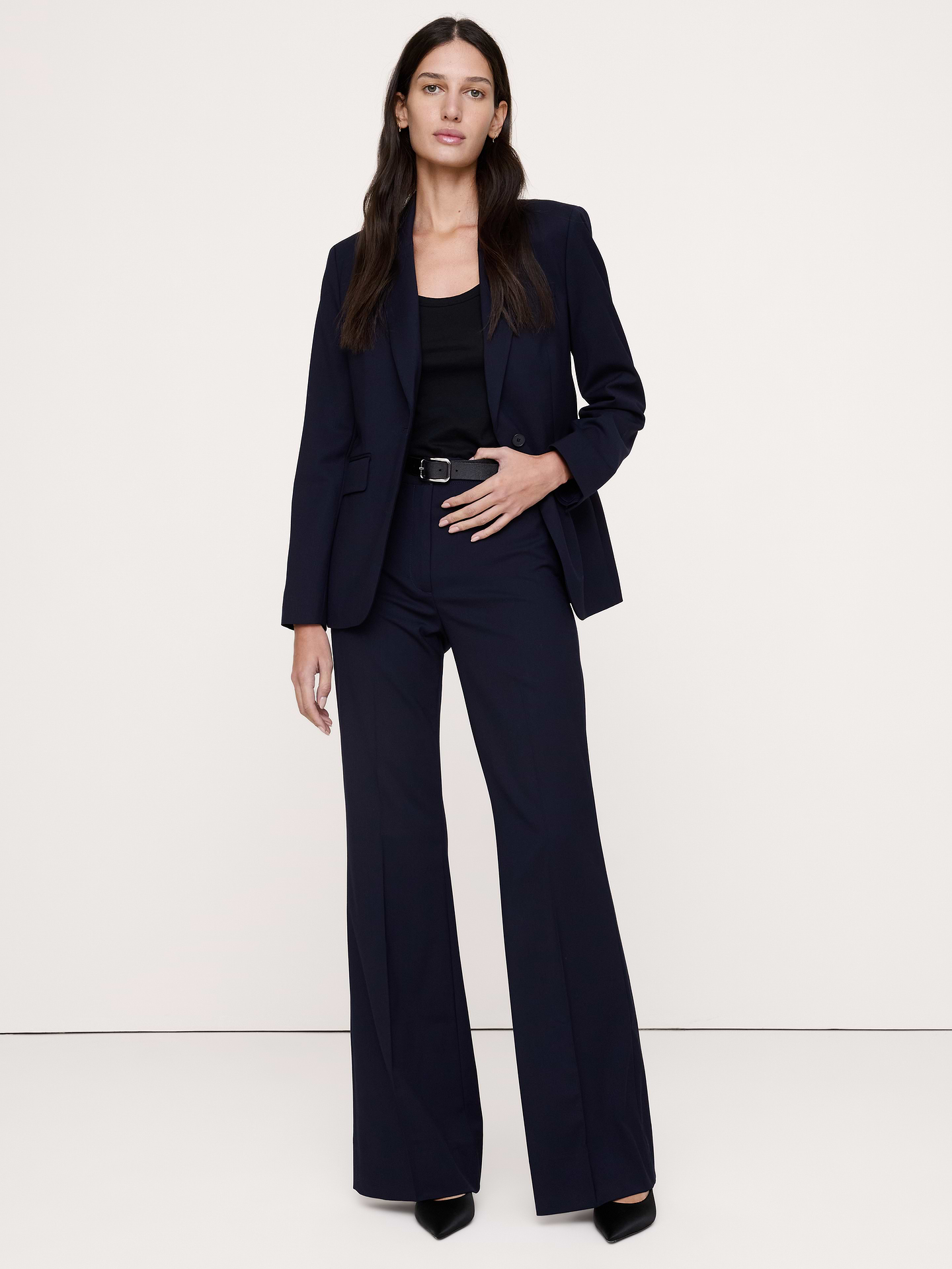 Image 1 de 8, Nous avons craqué pour notre laine légère Siena pour son extensibilité subtile, son épaisseur parfaite pour être portée en toute saison et ses origines italiennes. Ce modèle présente une silhouette étroite avec une taille haute et une jambe évasée. Respirant, infroissable ., Coupe évasée: taille haute. Hanche et cuisse ajustées et jambe évasée. Pleine longueur., Tissu fabriqué par la filature italienne Marzotto., Braguette à glissière avec fermeture à agrafe. Passants de ceinture., Poches arrière., Sans doublure., Produit #826931