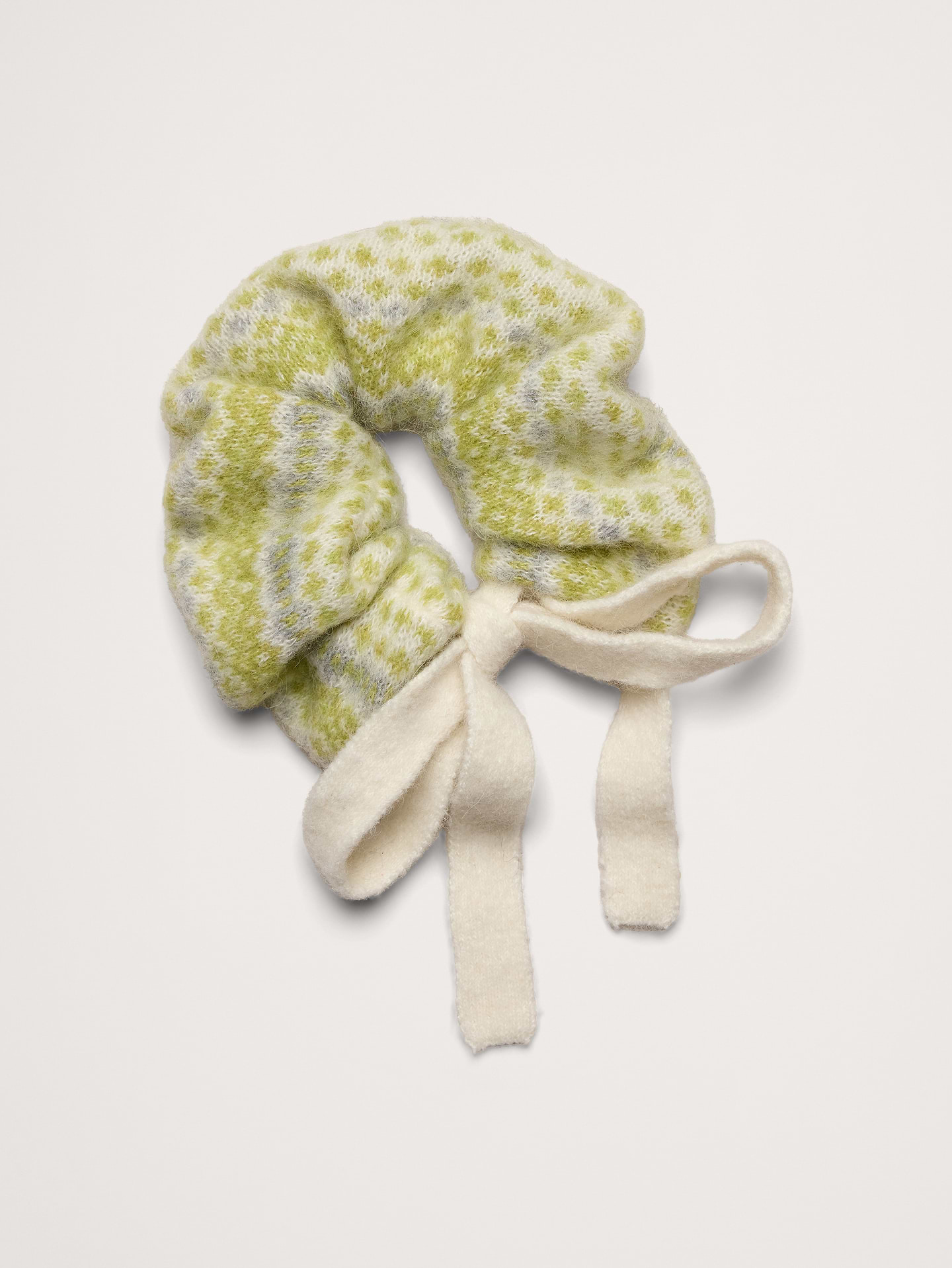 Image 1 de 6, Juste à temps pour la saison des Fêtes, ce chouchou à motif jacquard est tricoté avec l’un de nos fils les plus doux, filé à partir d’un mélange de laine d’alpaga pour plus de chaleur., Tissu provenant de la filature italienne Millefili., Produit #906507