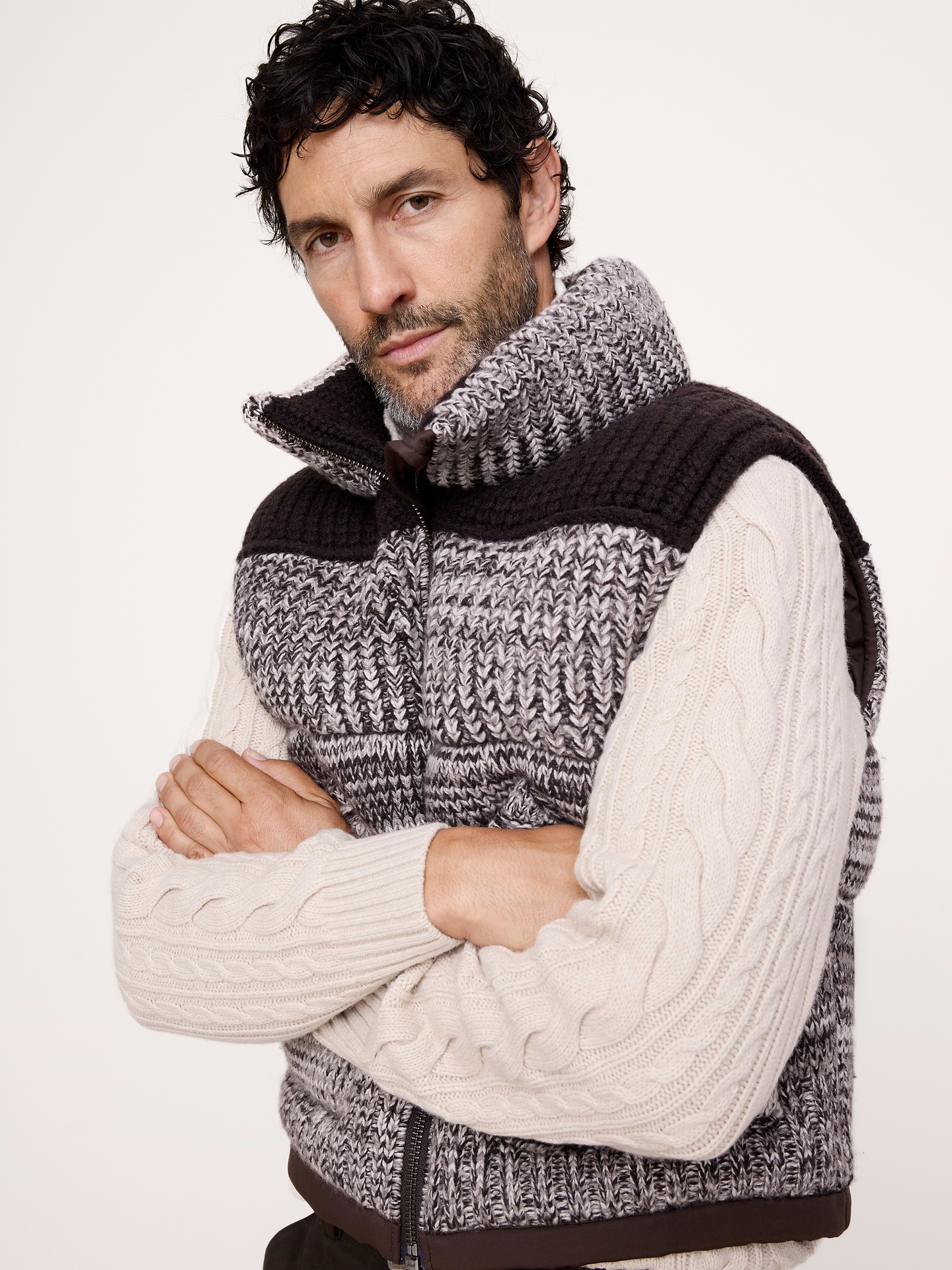 Image 1 de 8, Ce gilet est confectionné dans un doux mélange de laine et de cachemire et doté de poches sur le devant pour garder vos mains bien au chaud. De plus, nous avons ajouté une fermeture à glissière pour vous permettre de le superposer facilement., Coupe surdimensionnée: coupe ample., Col droit avec fermeture à glissière., Ourlet droit., Produit #914155
