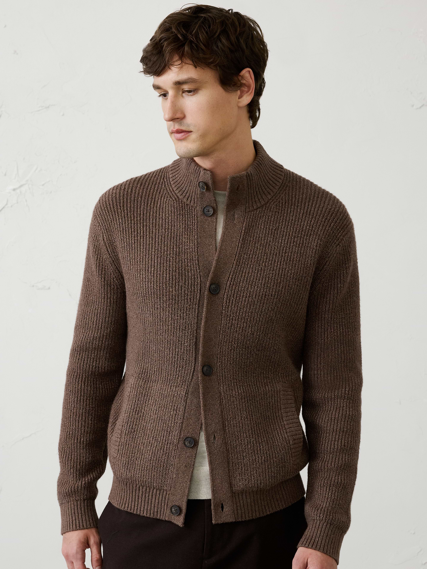Image 1 de 3, Votre cardigan passe-partout de tous les jours, offert dans une gamme de couleurs polyvalentes pour compléter toute garde-robe. Confectionné à partir de notre fil douillet préféré, il est exceptionnellement doux et duveteux et doté d’une texture riche qui ajoute profondeur et dimension. Chaud mais léger, c’est le vêtement de superposition parfait pour les changements de saison et un incontournable que vous choisirez inlassablement au fil du temps., Col cheminée à capuchon. Manches longues., Devant boutonné., Poches sur le devant., Col, poignets et ourlet côtelés., Modèle fabriqué exclusivement pour Banana Republic Entrepôt., Produit #1175518