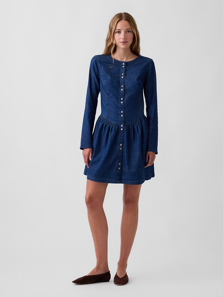 Image 1 de 5, Denim légèrement extensible. Modèle très court., Encolure ronde, devant boutonné., Manches longues., Patte de boutonnage à deux boutons., Fronces à la taille tombante., Poches latérales dans la couture., Produit écoresponsable: ce vêtement fait partie de notre programme d’économie d’eau Washwell. Ce programme utilise au moins 20 % moins d’eau que les méthodes de lavage conventionnelles., Un choix plus écologique: Fait de polyester recyclé à 15 % et de coton recyclé à 5 %. Comparativement aux matières vierges, l’utilisation de matières recyclées permet de réduire l’utilisation des ressources et le gaspillage., Produit #1183588