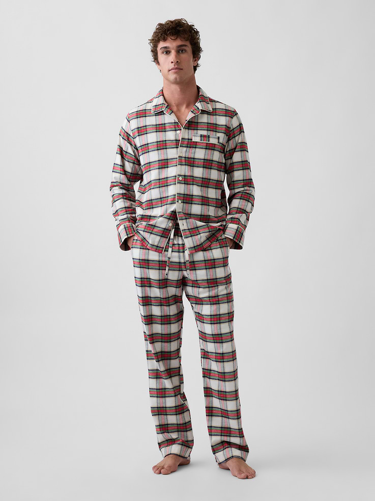 Image 1 de 5, Notre flanelle la plus douce à ce jour. Lavée deux fois pour une douceur accrue. Coupe entièrement décontractée pour un confort optimal. Modèle universellement parfait pour tout le monde., Pantalon et chemise de pyjama en flanelle de coton ultra-douce., Col cranté., Manches longues., Poche appliquée sur la poitrine., Fente latérale à l’ourlet., Taille élastique avec braguette décorative et cordon de serrage sur le pantalon., Poches cavalières sur les côtés, poches appliquées à l’arrière., Ourlets passepoilés., Motif sur l’ensemble., Fait à 50 % de coton qui répond aux normes du programme U.S. Cotton Trust Protocol. Les fermes membres du programme s’engagent à améliorer leur empreinte environnementale en réduisant la consommation d’eau et en améliorant la santé des sols (Numéro de la demande: 10127)., Magasinez les pyjamas assortis pour tous., Produit #1189332