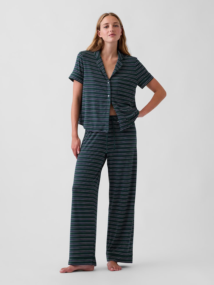 Image 1 de 6, Le pyjama en modal de vos rêves. Divinement doux. Naturellement frais. Légèrement extensible. Pour dormir ou se détendre en tout confort., Pantalon de pyjama en mélange de modal doux et extensible., Taille élastique à cordon coulissant., Ourlets passepoilés., Certains modèles avec motifs sur l’ensemble., Ce produit a été fabriqué dans une usine qui investit dans l’égalité des genres et l’autonomisation des femmes grâce au programme Reimagining Industry to Support Equality (RISE). En savoir plus: Combler les lacunes en matière d’équité | Gap Inc. ., Magasinez les pyjamas pour tous, Ce produit a été fabriqué dans une usine qui investit dans l’égalité des genres et l’autonomisation des femmes grâce au programme Reimagining Industry to Support Equality (RISE). Pour en savoir plus, visitez gapinc.com/equite ., Produit #811981