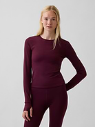 Image 1 de 4, Un indispensable anti-moiteur, lisse et ultra-doux qui bougera partout avec vous. Tissu léger à performance intégrée., Nylon extensible et respirant. Modèle légèrement plus court., Tissu anti-moiteur à séchage rapide pour garder la peau au sec., Encolure ras du cou., Manches longues., Produit #908630