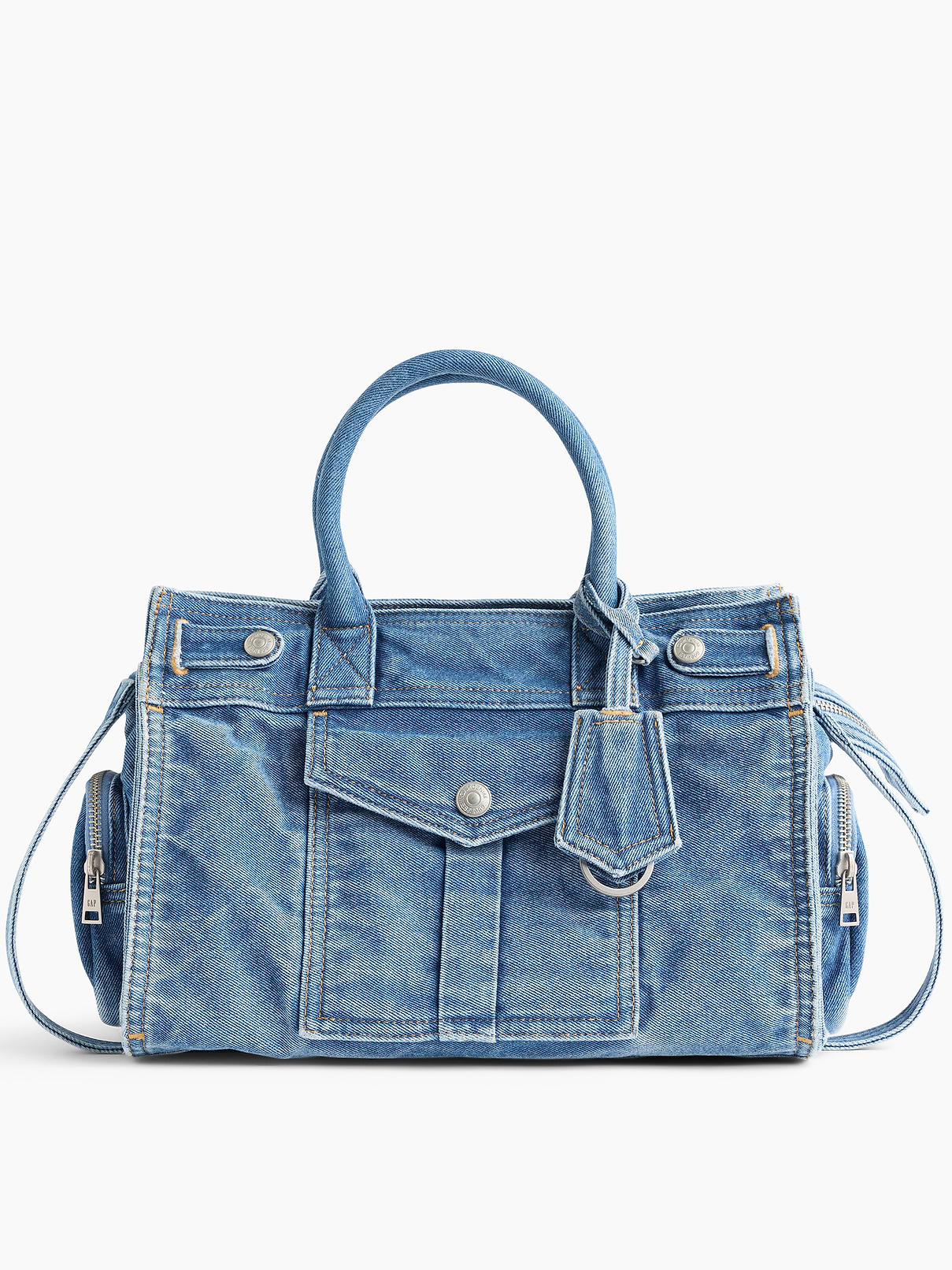Image 1 de 8, Denim de coton doux., Se porte à l’épaule, au coude, en bandoulière ou à la main., 2 anses et 1 bandoulière amovible., Fermeture à glissière., Poche à bouton-pression sur le devant., Poches latérales à glissière., Étiquette porte-clés sur l’anse., Deux poches à l’intérieur., Produit écoresponsable: Ce sac fait partie de notre programme d’économie d’eau Washwell. Ce programme utilise au moins 20 % moins d’eau que les méthodes de lavage conventionnelles., Explorez notre collection de sacs Gap ., Produit #1182505