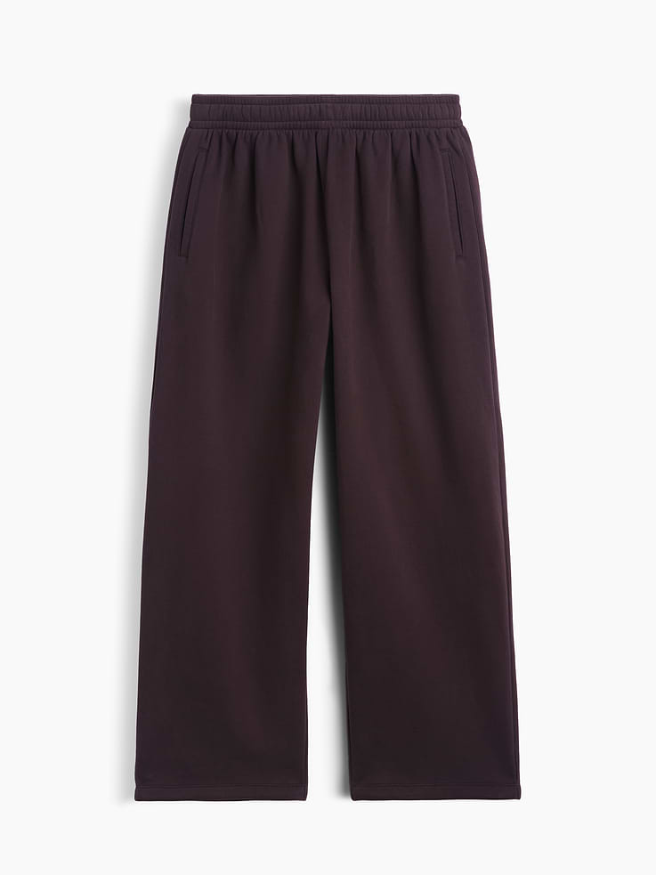 Image 1 of 3, Our softer than soft sweats. Brushed on the inside. Smooth on the outside. Made so that no two are alike., Soft cotton-blend fleece baggy sweatpants., Elasticized waist with inner drawcords., Side welt pockets, back patch pocket., Made with 23% recycled polyester. Compared to virgin materials, using recycled materials helps reduce resource use and waste., This product was made in a factory that invests in gender equity and women’s empowerment through RISE. Learn more at gapinc.com/equity ., Explore our GapSweats Guide ., Product #853419