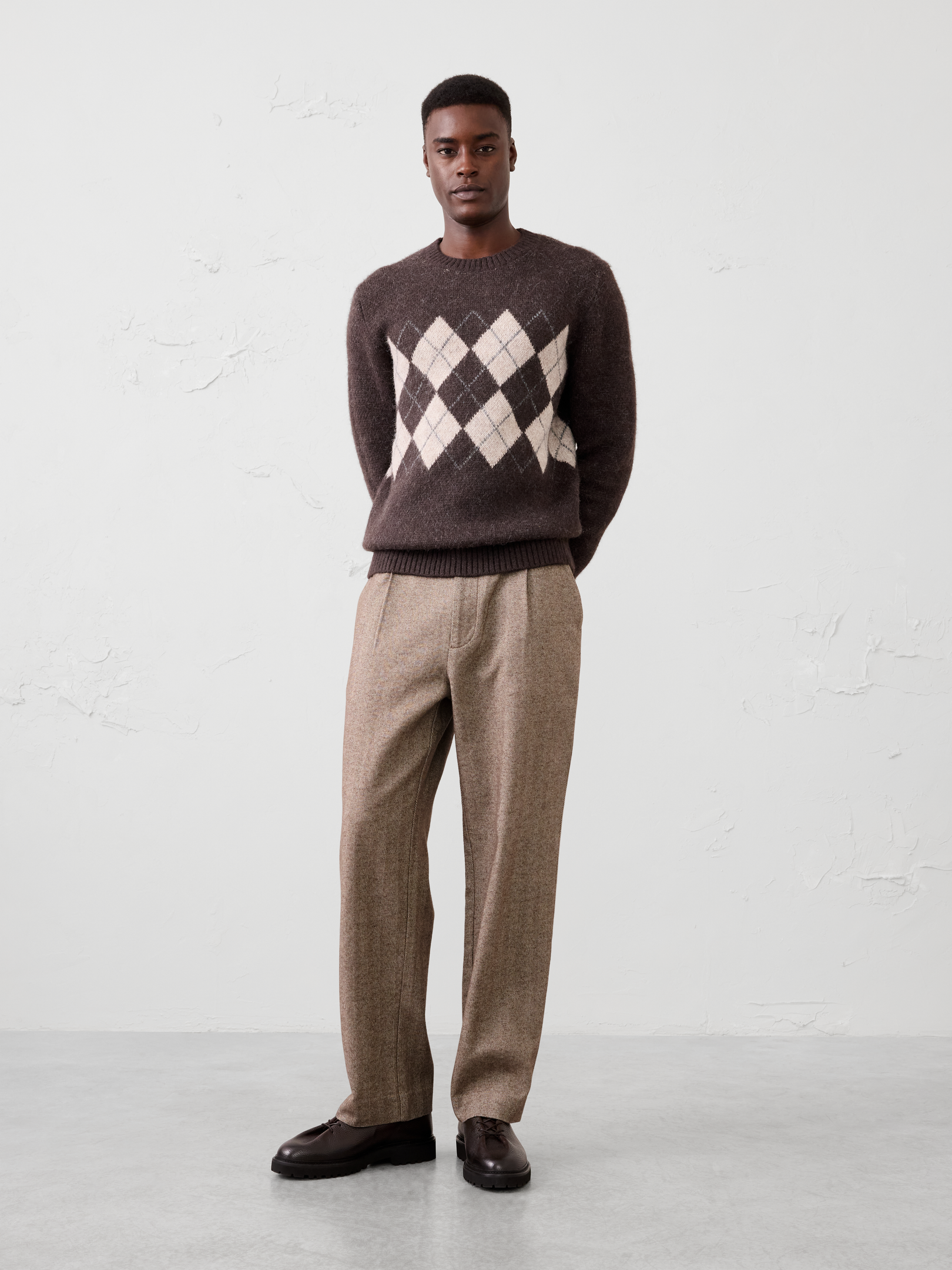 Image 1 of 6, A classic herringbone weave meets a modern wide‑leg silhouette in this refined trouser. Finished with front pleats for added polish, it balances timeless tailoring with contemporary style, making it an effortless choice for both special occasions and everyday wear., Button closure with zip fly. Belt loops., Front pleat detailing., Off-seam front pockets., Button through welt back pockets., Made exclusively for Banana Republic Factory., Product #1179690