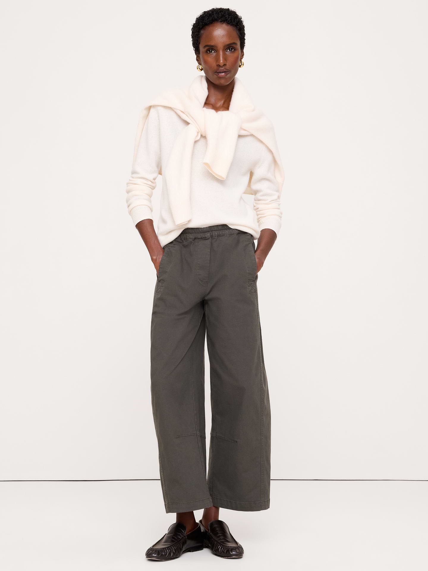 Image 1 de 8, Nous avons réinventé le pantalon de peintre classique avec une jambe presque baril et une taille extensible pour un confort accru. Confectionné dans notre sergé de coton extensible, il est à la fois résistant et doux., Coupe décontractée: taille mi-basse (24 cm). Hanche et cuisse décontractées, jambe large baril. Modèle court., Taille élastique., Poches sur le devant et à l’arrière., Conception à panneaux., Sans doublure., * Ce modèle est 1/2 point plus grand que la taille habituelle. Si vous êtes entre deux tailles, choisissez une taille en dessous., Produit #1180271