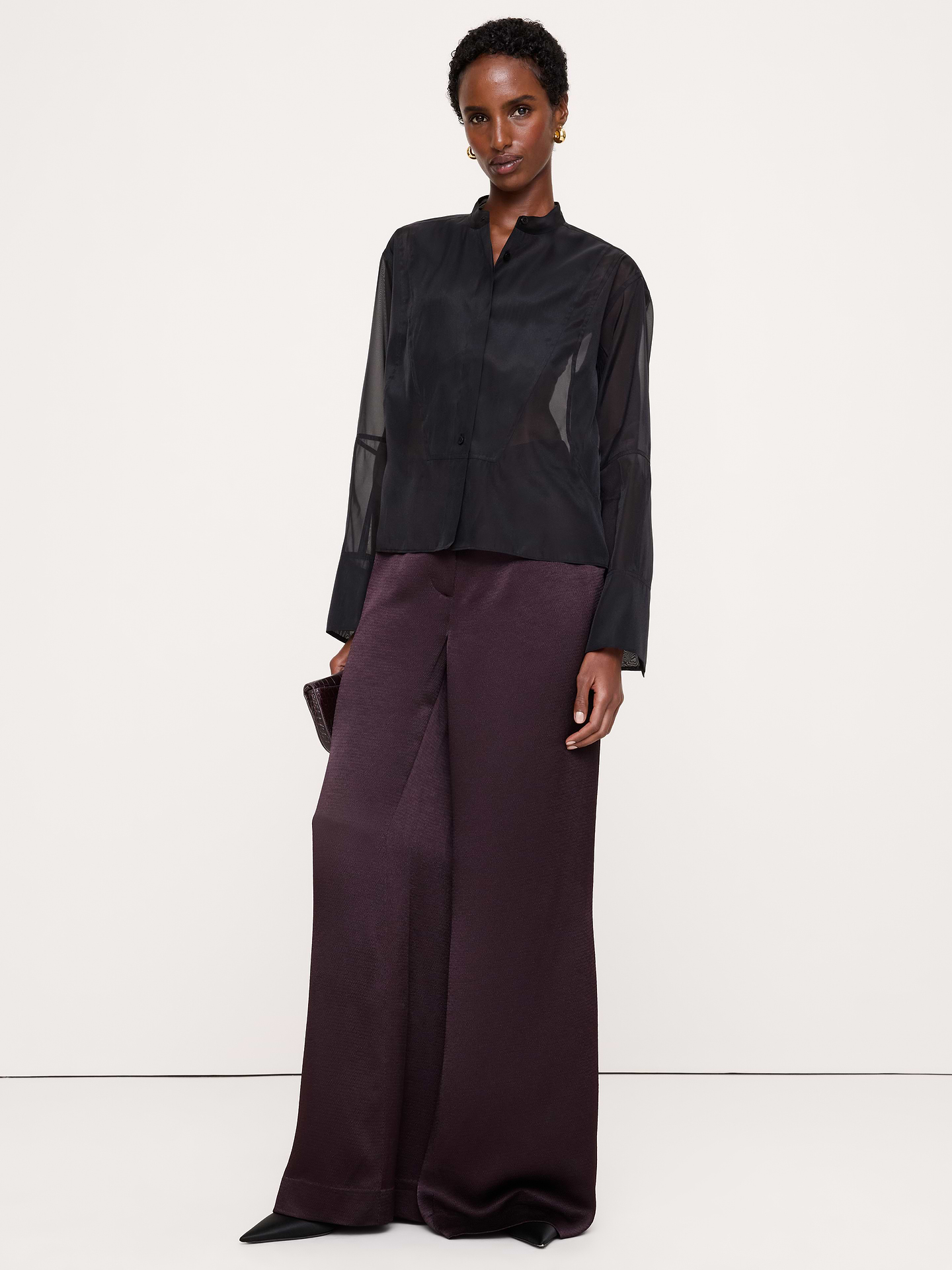 Image 1 de 8, Nous adorons l’allure d’un pantalon à taille haute et jambe large, surtout lorsqu’il est confectionné dans un magnifique satin texturé que nous adorons pour son allure luxueuse. Pour cette version, nous avons utilisé une viscose douce et lisse avec une taille élastique à l’arrière pour un confort optimal toute la journée., Taille haute, jambe large: taille et hanche ajustées, cuisse décontractée et jambe large. Pleine longueur., Braguette à glissière avec fermeture à bouton. Passants de ceinture., Taille élastique au dos., Poches sur le devant et à l’arrière., Sans doublure., Produit #1180322