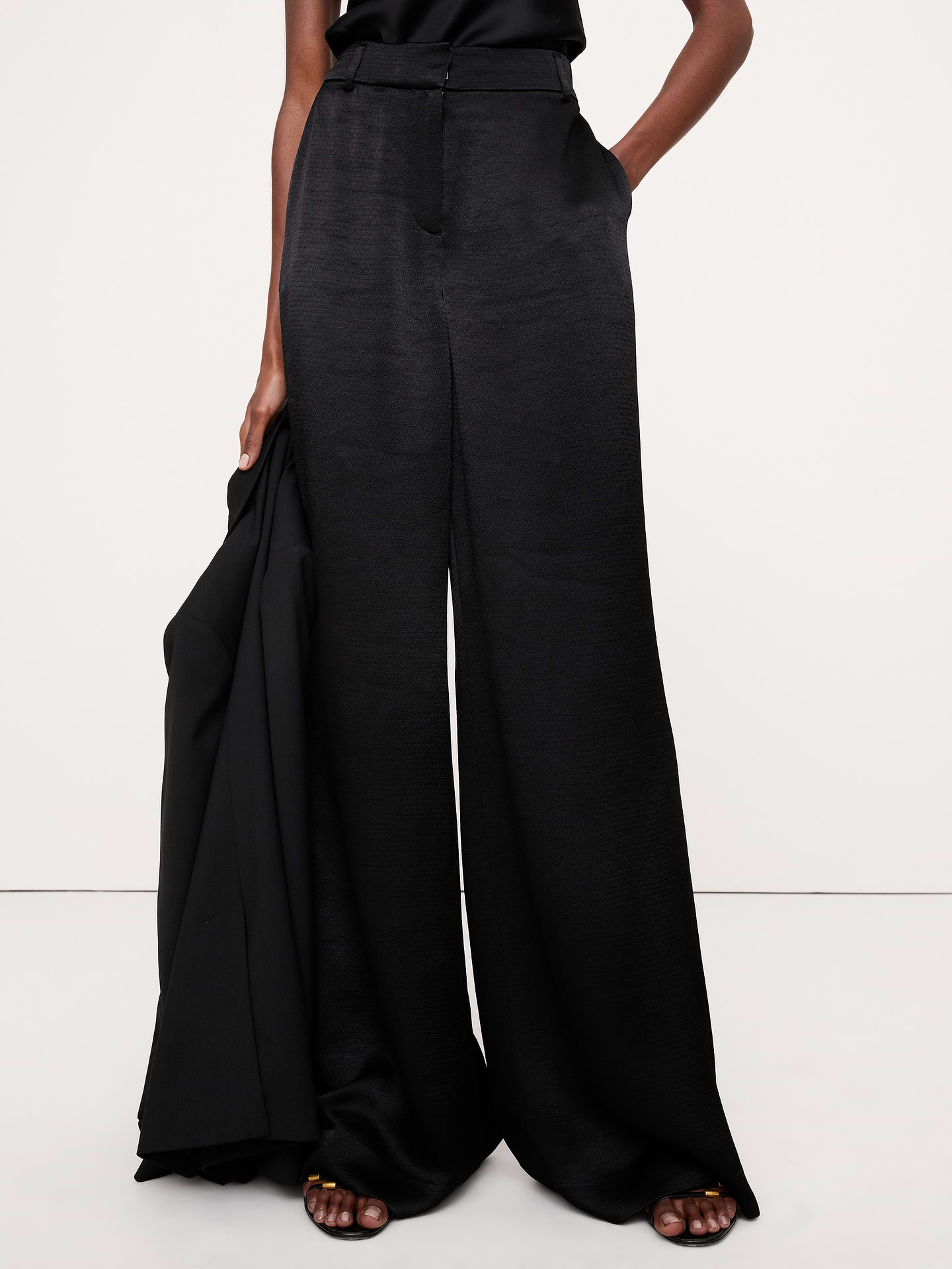 Image 7 de 8, Pantalon en satin texturé à jambe large et taille haute