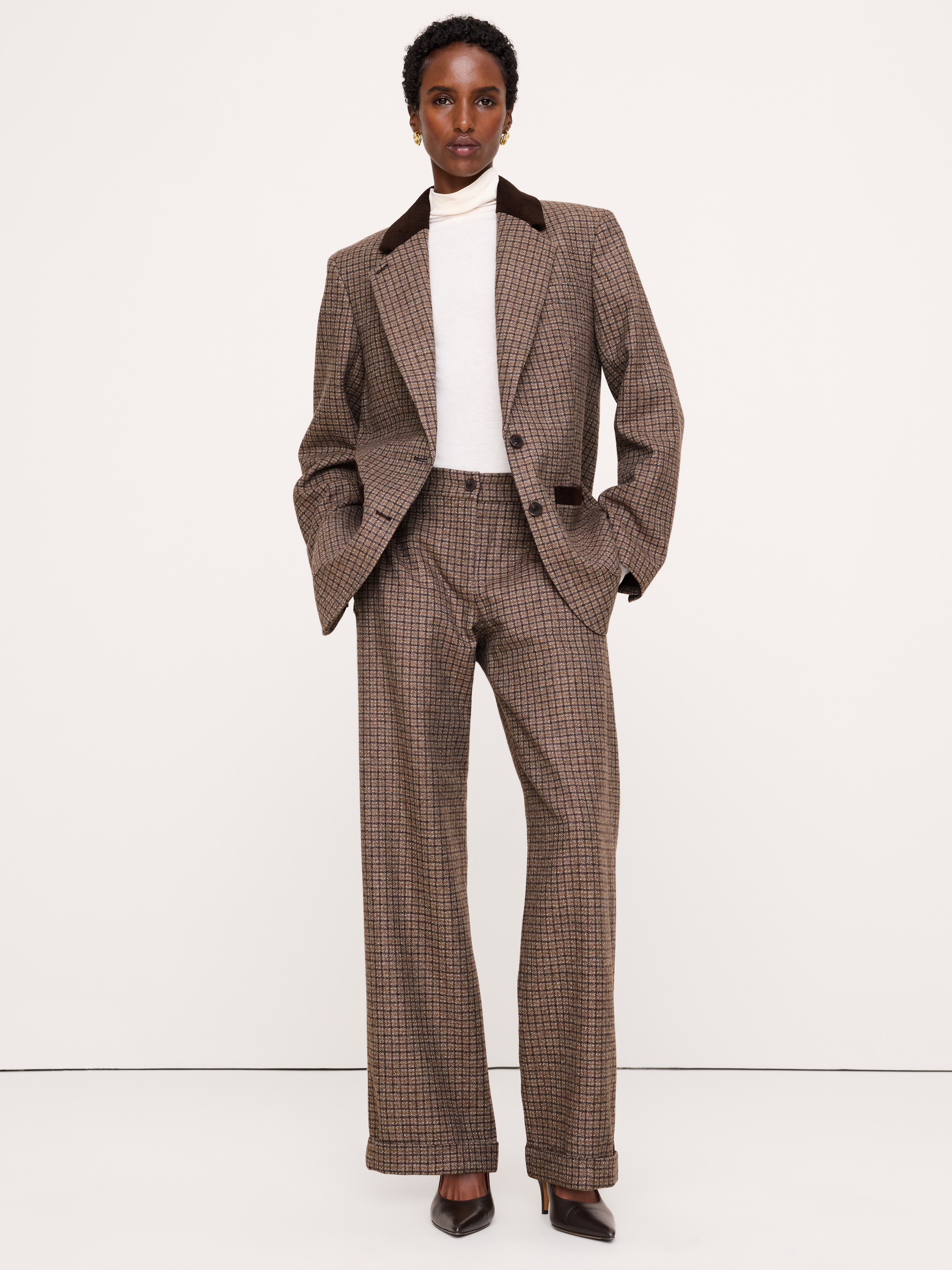 Image 1 de 6, Un pantalon à la fois raffiné et tendance, ce pantalon est confectionné dans un magnifique tweed en mélange de laine d’Italie et nous y avons ajouté des pattes ajustables à la taille pour un ajustement personnalisé. Portez ce modèle avec le blazer assorti pour une tenue complète., Coupe droite: taille mi-basse, hanche et cuisse droites. Pleine longueur., Tissu produit par la filature italienne Fratelli Balli., Braguette à glissière avec fermeture à bouton. Passants de ceinture. Pattes réglables sur les côtés., Poches sur le devant. Poche à l’arrière., Doublure jusqu’au genou., Produit #1183065
