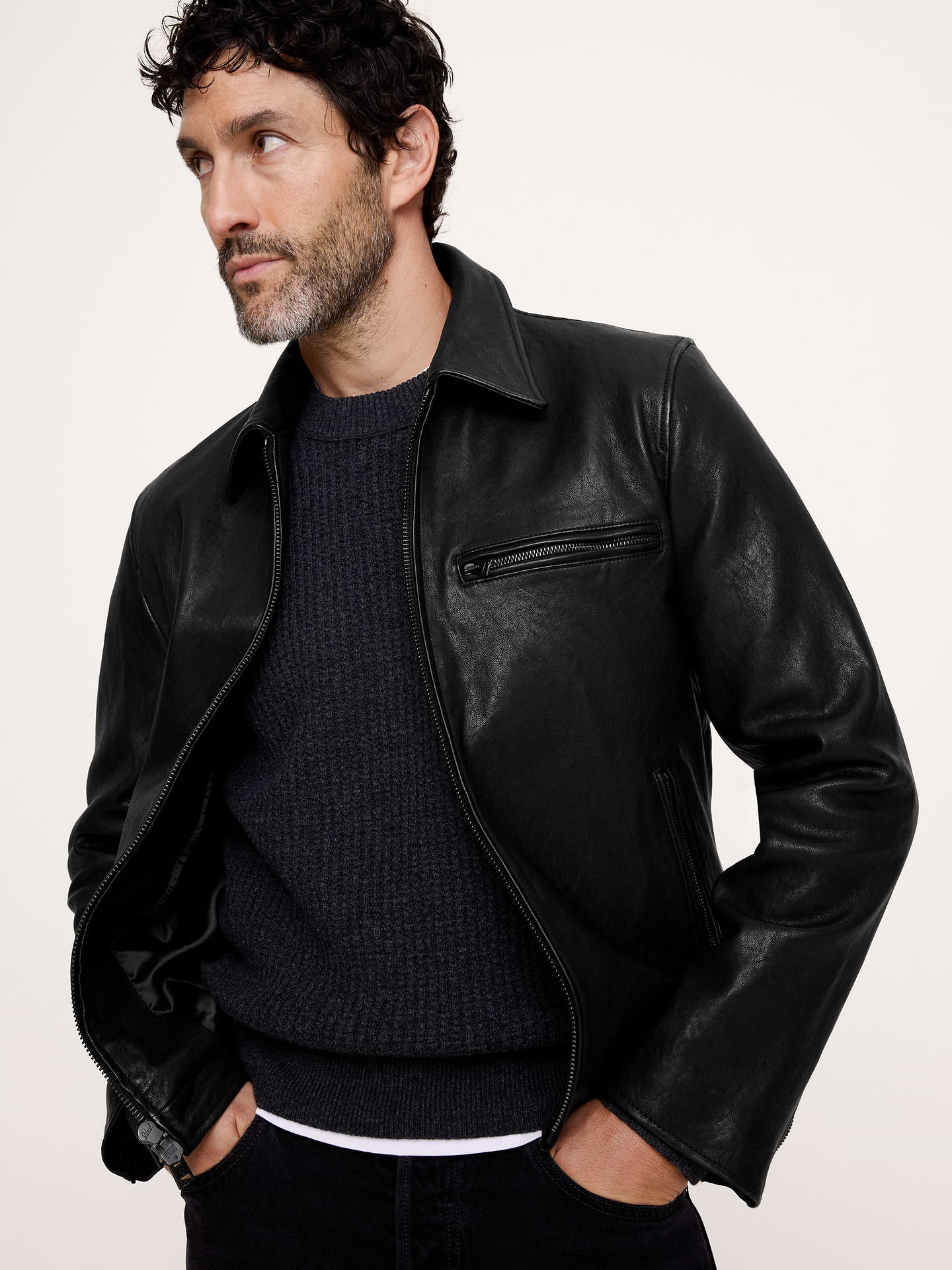 Image 1 de 8, Inspiré d’un blouson classique des années 1970, nous avons conservé le modèle à trois poches et opté pour un cuir qui imite l’aspect usé de l’original. Produit dans l’un des ateliers de cuir les plus renommés au monde., Coupe ajustée. Silhouette droite et près du corps., Col en pointe et fermeture à glissière à l’avant., Trois poches extérieures. Une poche intérieure., Doublure intégrale., Produit #1182720
