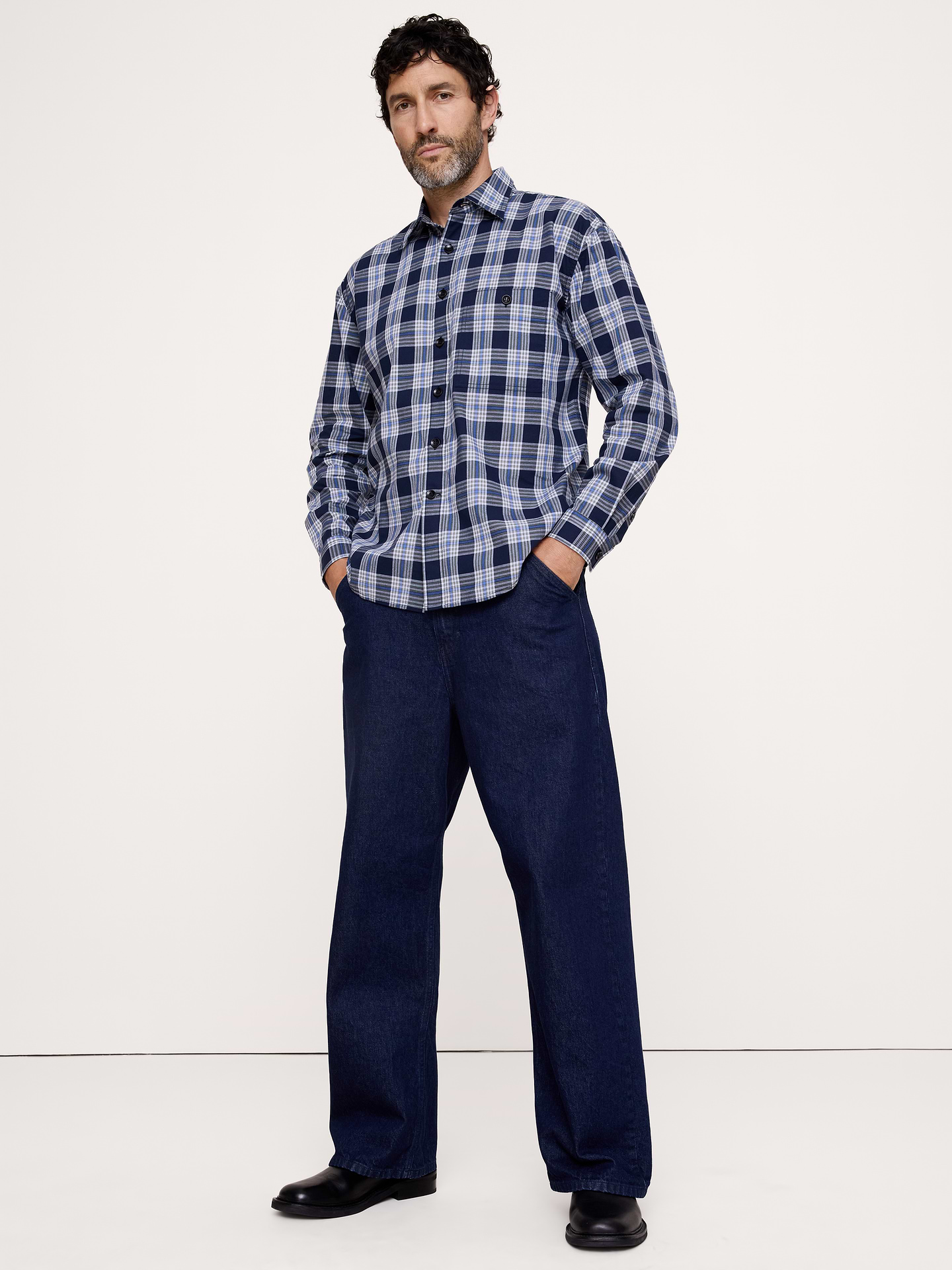 Image 1 de 8, Notre chemise en popeline la plus populaire est maintenant offerte dans une coupe décontractée. Nous avons utilisé un procédé de lavage spécial qui lui confère une douceur exquise. Repassez-la pour un fini impeccable ou laissez tomber le fer pour une allure décontractée légèrement froissée., Coupe décontractée: coupe droite et ample, avec emmanchure basse., Col italien; devant boutonné., Poche poitrine., Pan de chemisier arrondi., Produit #892582