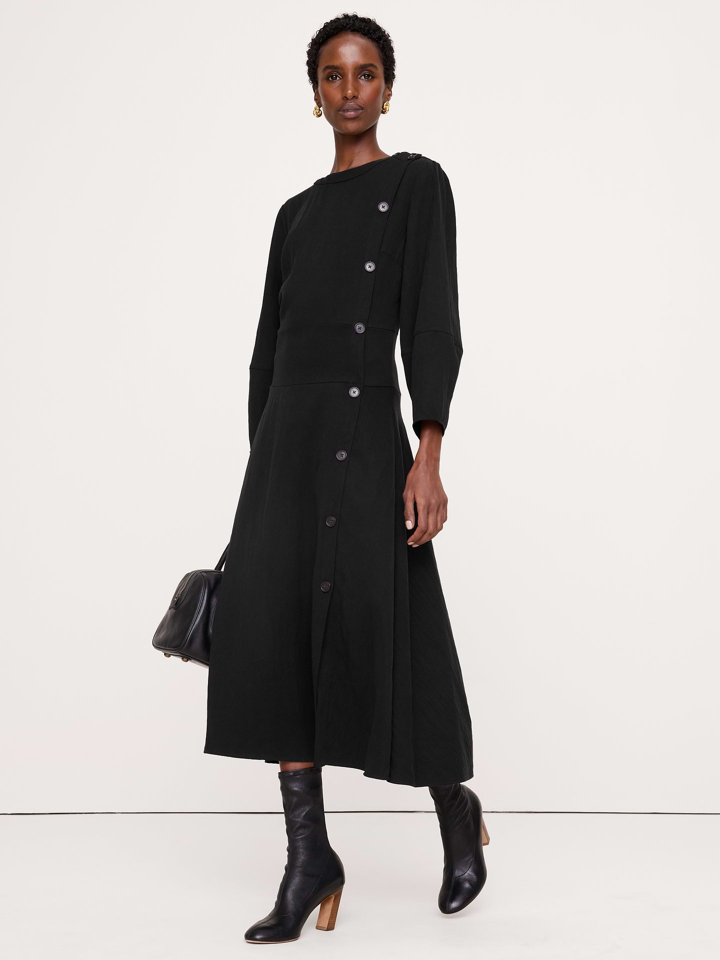 Image 1 de 5, Nous avons confectionné cette robe mi-longue dans notre sergé fluide pour lui donner une allure plus habillée. Nous y avons ajouté des boutons asymétriques et une taille bien définie., Coupe blouson: décontractée au niveau de la poitrine et des épaules, taille définie et jupe évasée., Encolure ras du cou avec fermeture à bouton., Sans doublure., Produit #915769