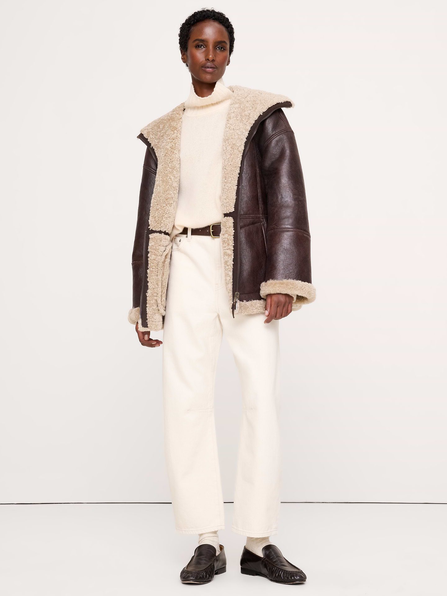Image 1 de 8, Grâce à son extérieur en cuir doux qui s’améliore avec le temps, cette veste chaude évoque l’apparence des modèles rétro portés maintes fois. Nous l’avons doublé de rason véritable et doté d’une fermeture à glissière apparente pour un aspect robuste. Avec sa coupe décontractée, il est facile à superposer., Coupe décontractée: coupe droite et ample., Col en pointe et fermeture à glissière., Poches latérales., Extérieur en cuir et intérieur en rason., Doublure intégrale., Produit #910819